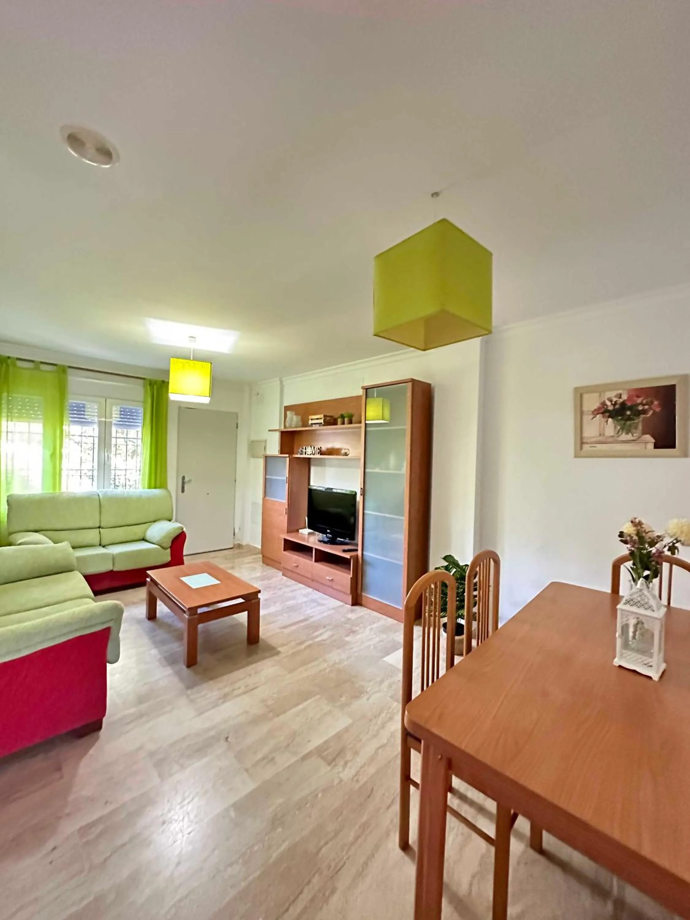 Communal lounge/ TV room, Bed in Taymar