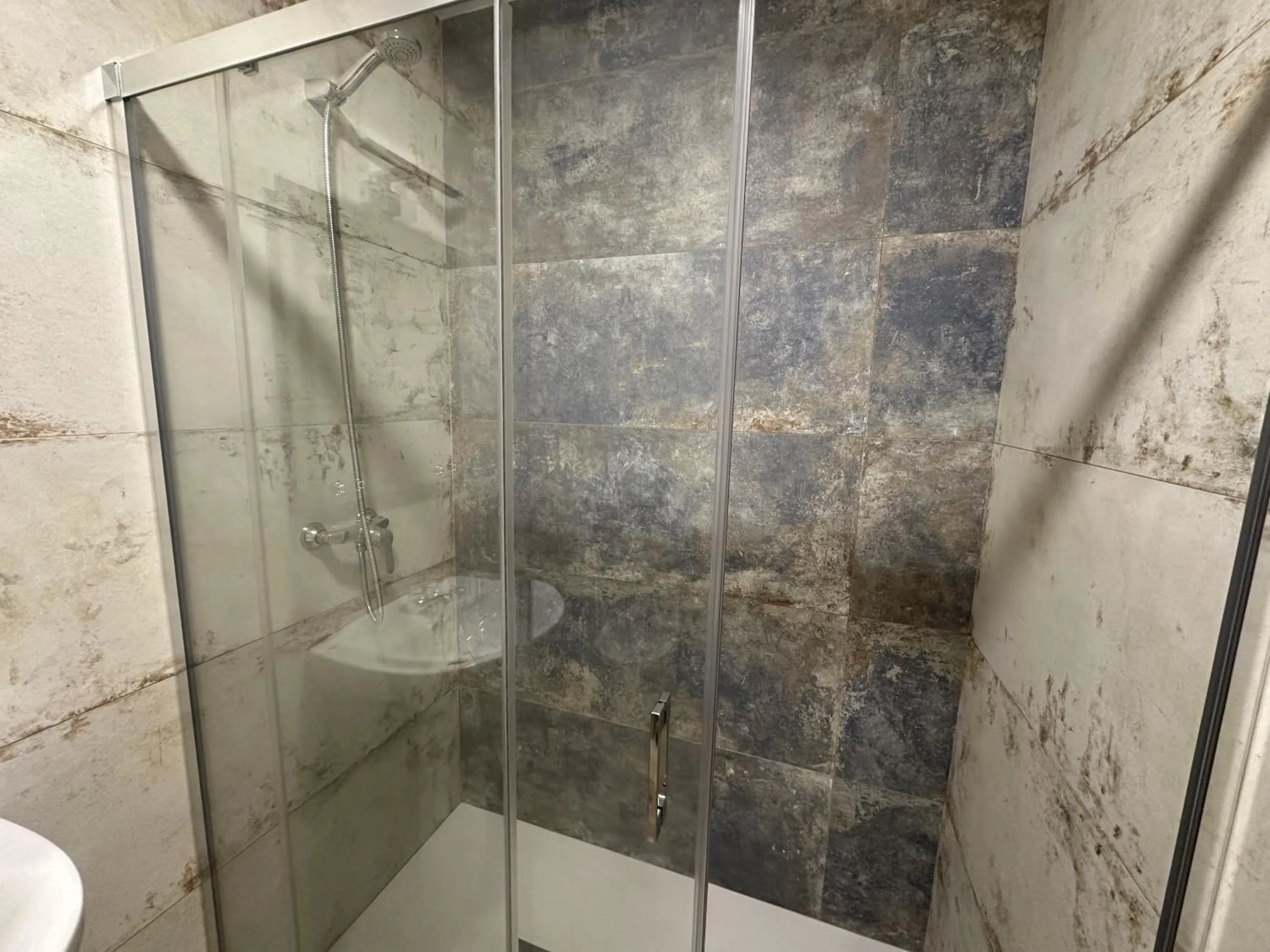 Shower in Taymar