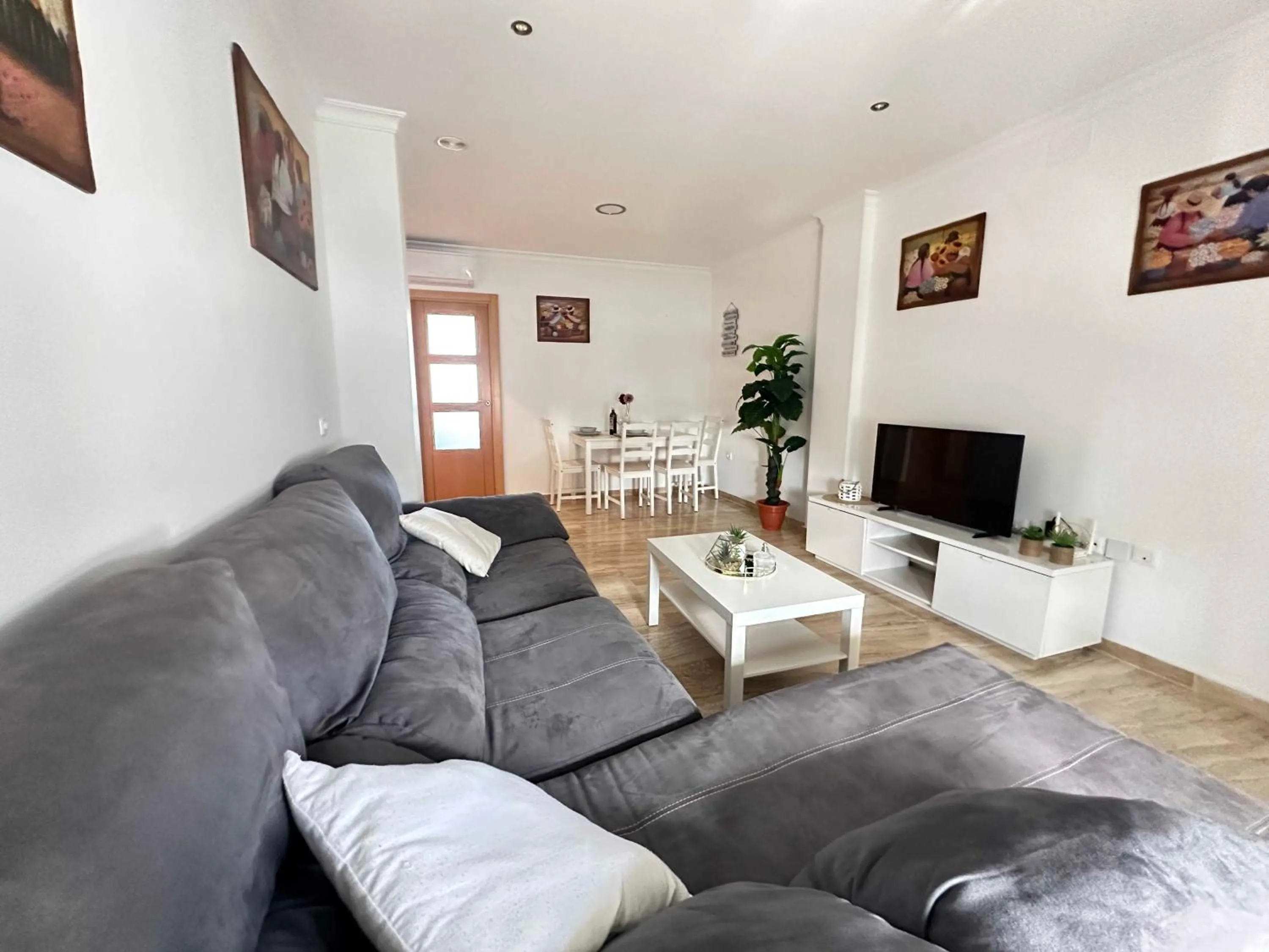Communal lounge/ TV room in Taymar