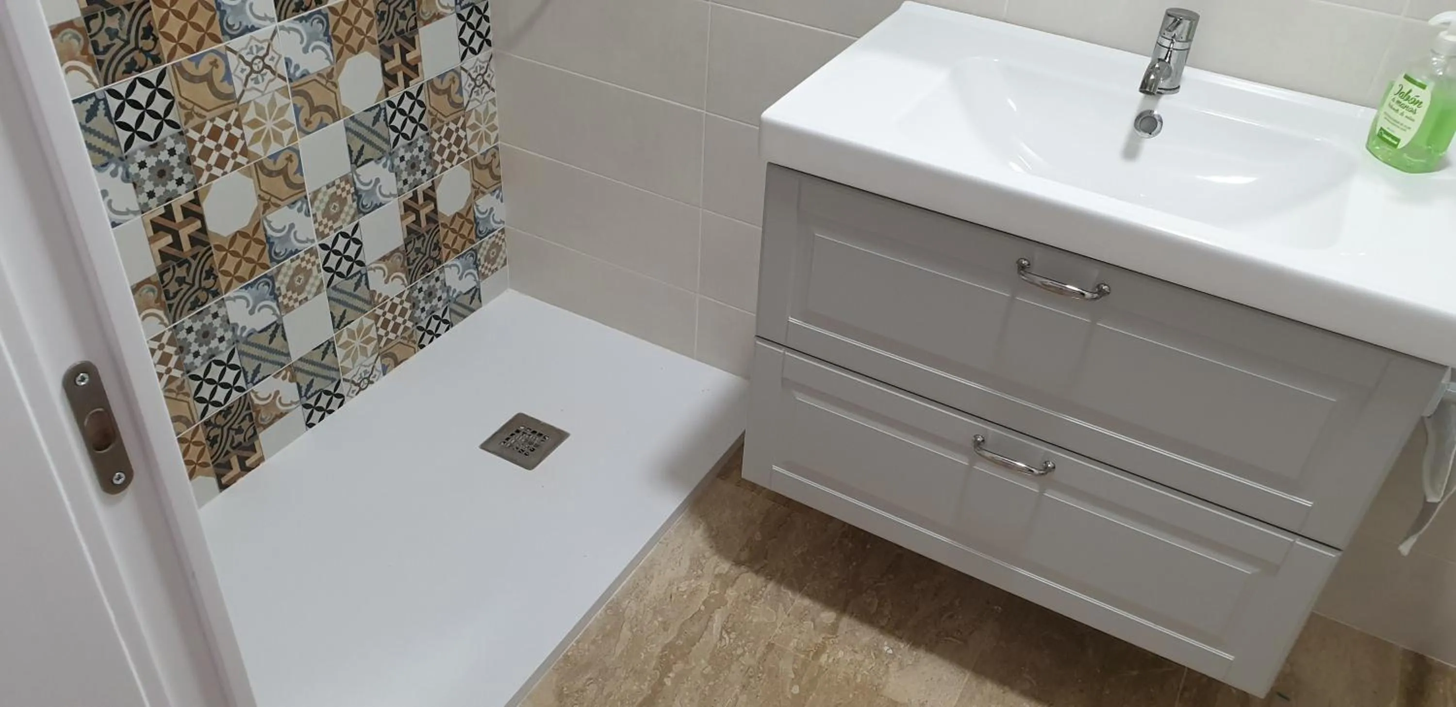 Shower in Taymar