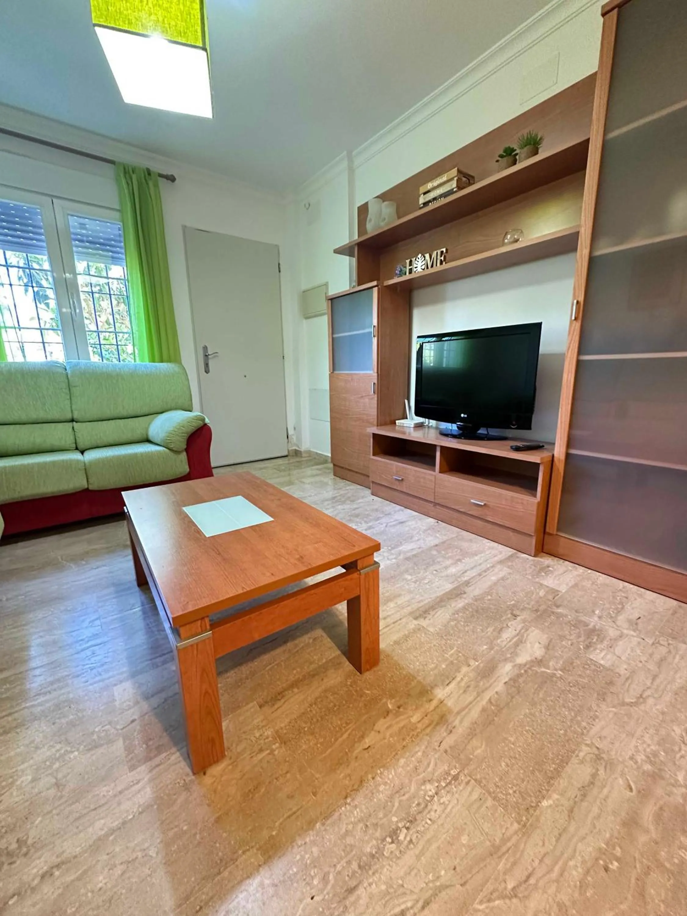 Communal lounge/ TV room in Taymar