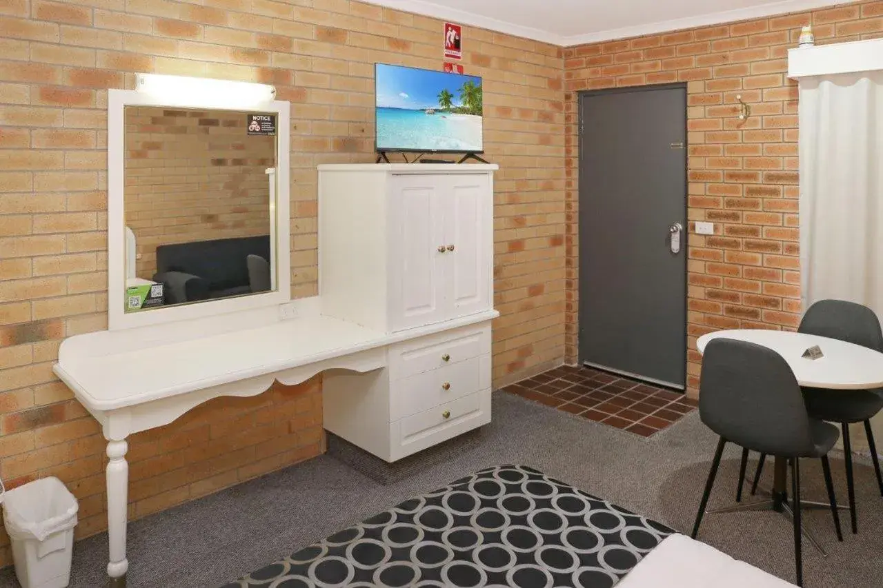 Queen Room in Cousins Motor Inn Queen Room in Cousins Motor Inn