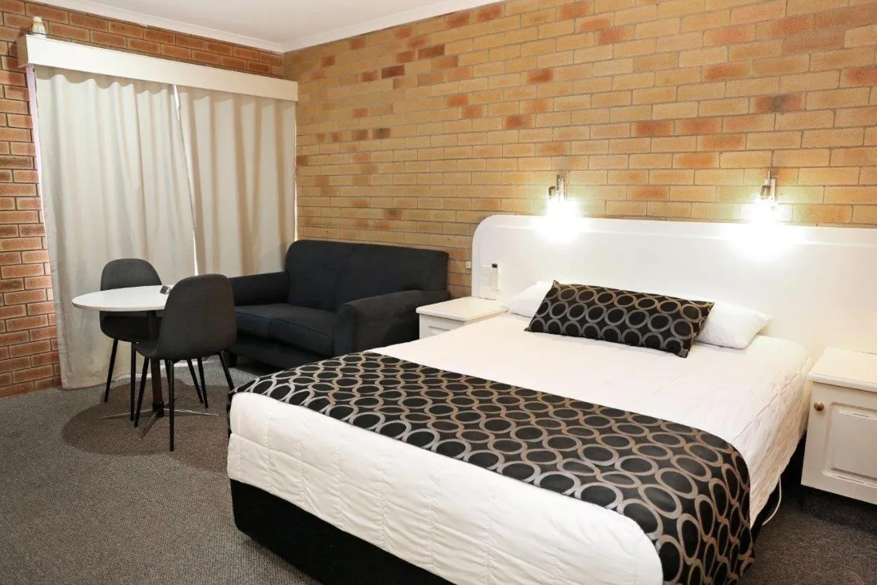 Bed in Cousins Motor Inn