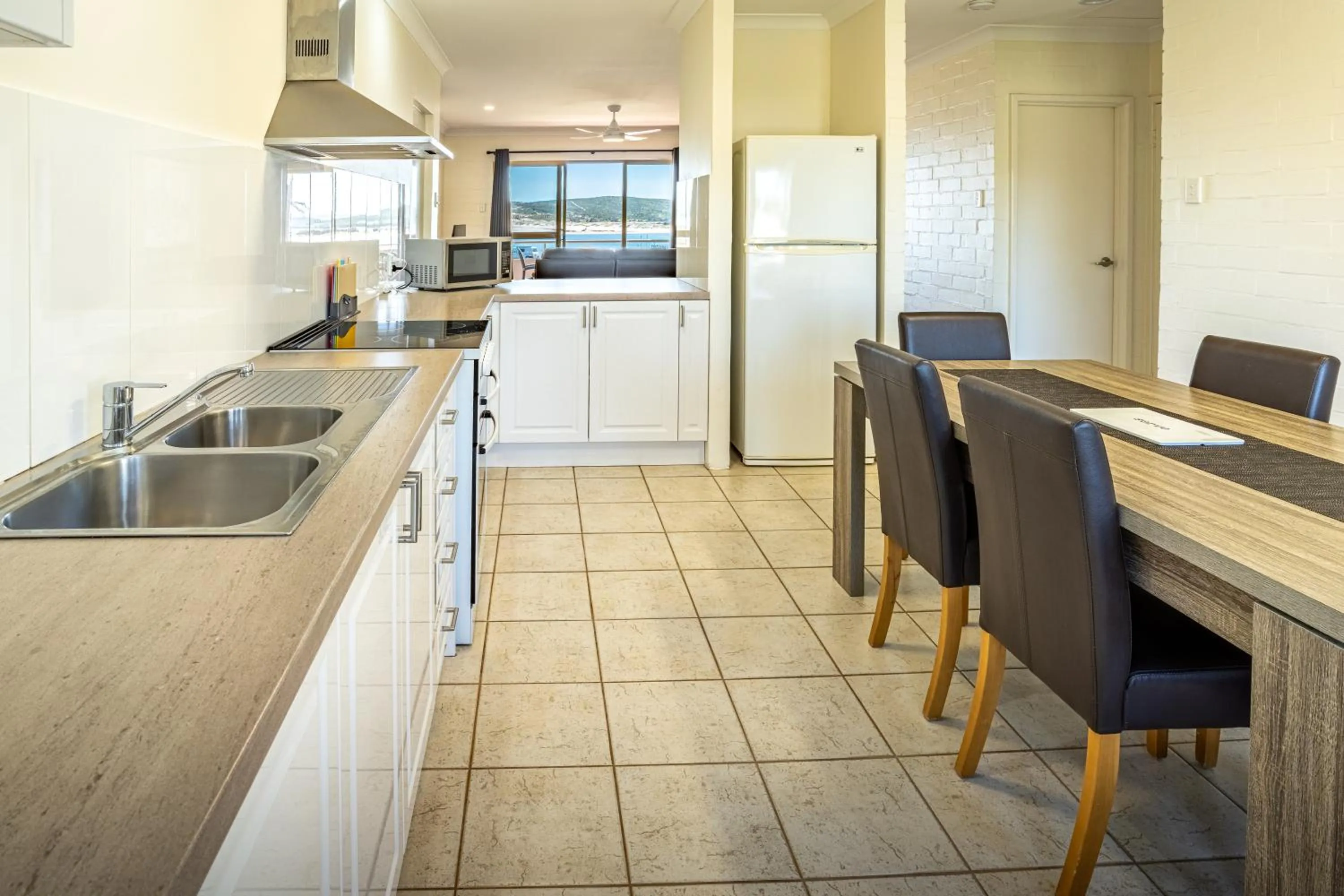 Dining area in Kalbarri Murchison View Apartments