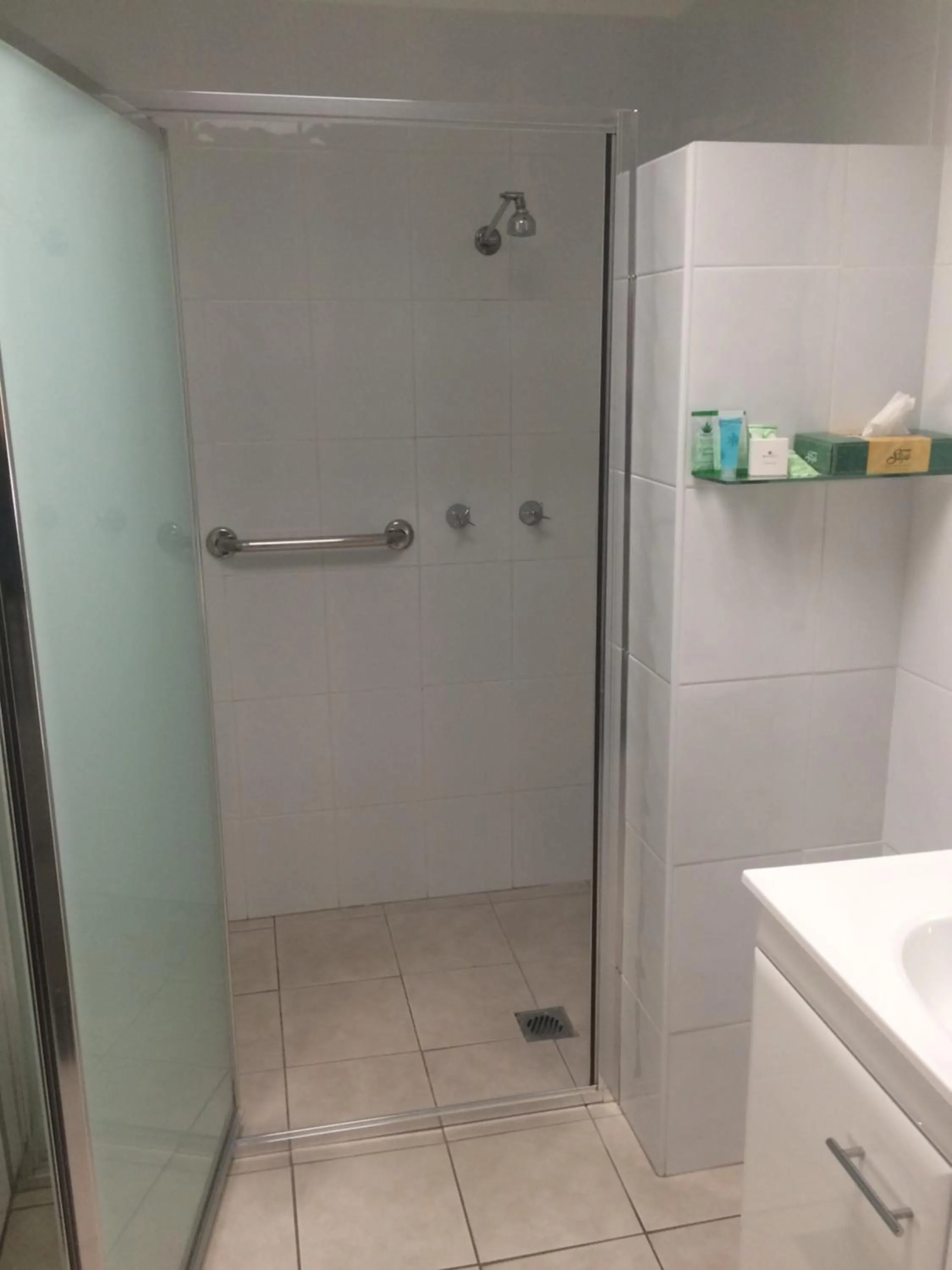 Shower in Alexander Motor Inn