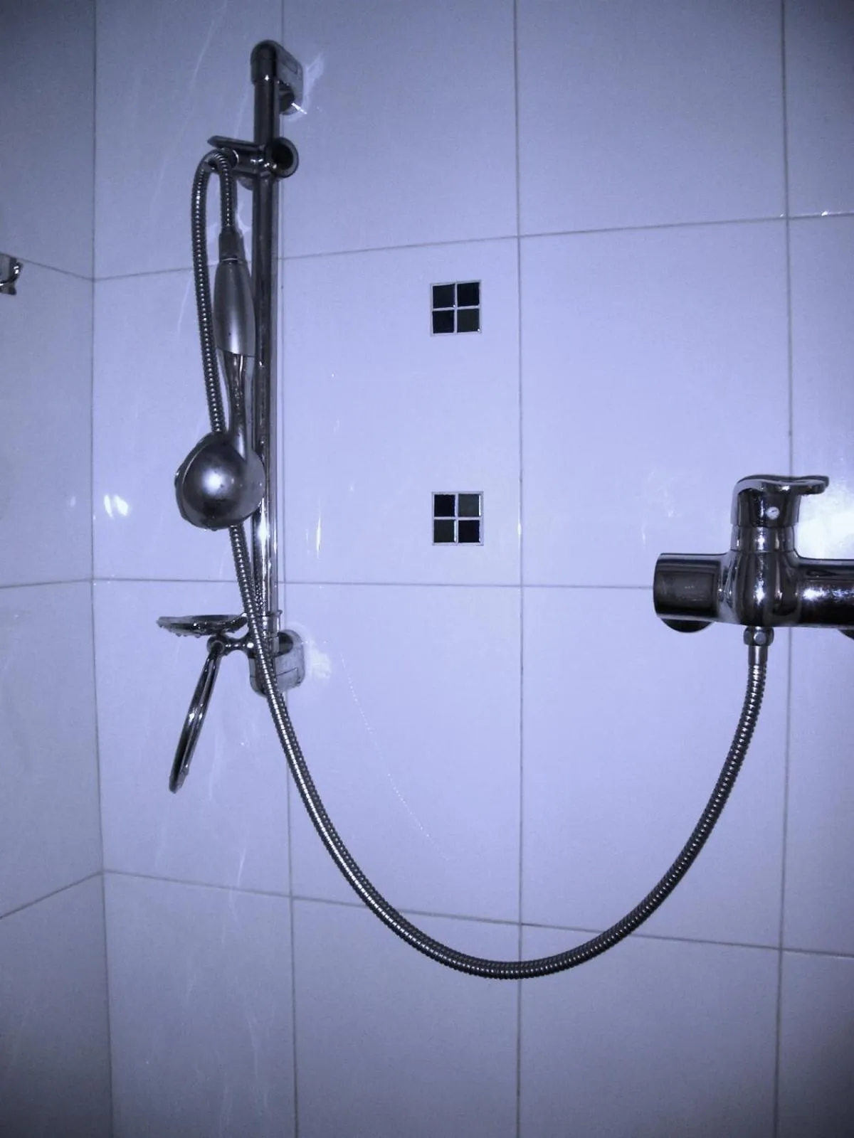 Shower in Kowloon YOUTH Village Tsim Sha Tsui 九龙青年公寓