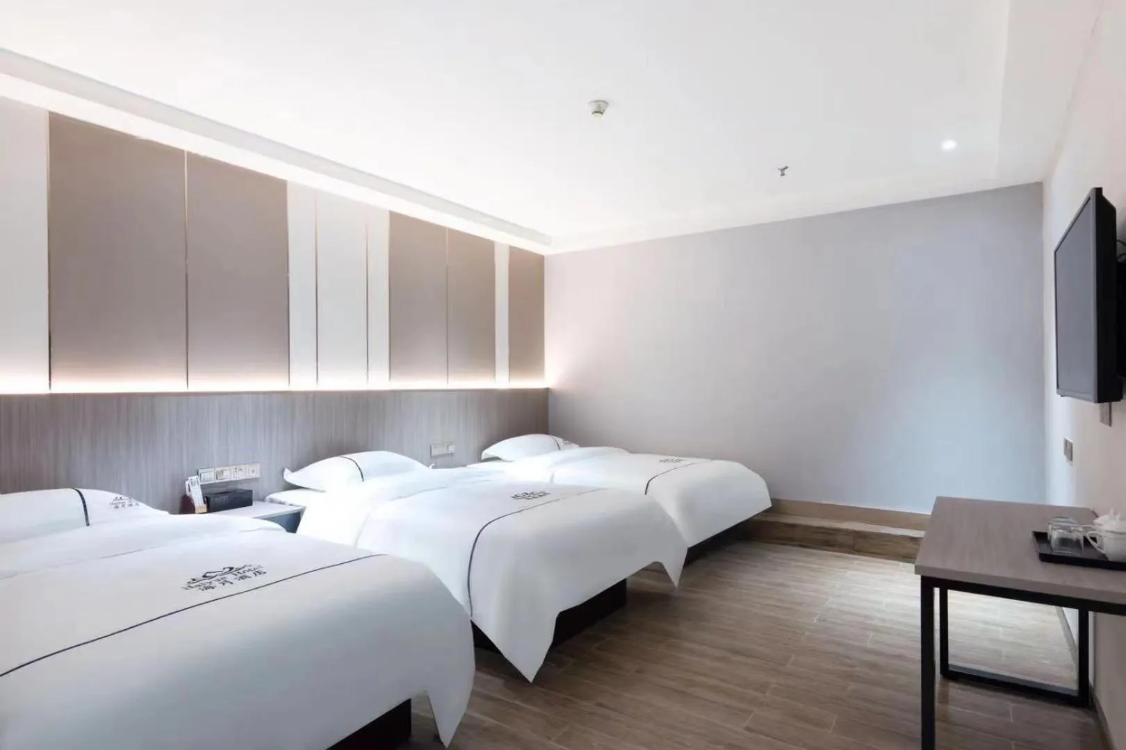 Bed in Guangzhou Haiyue Hotel