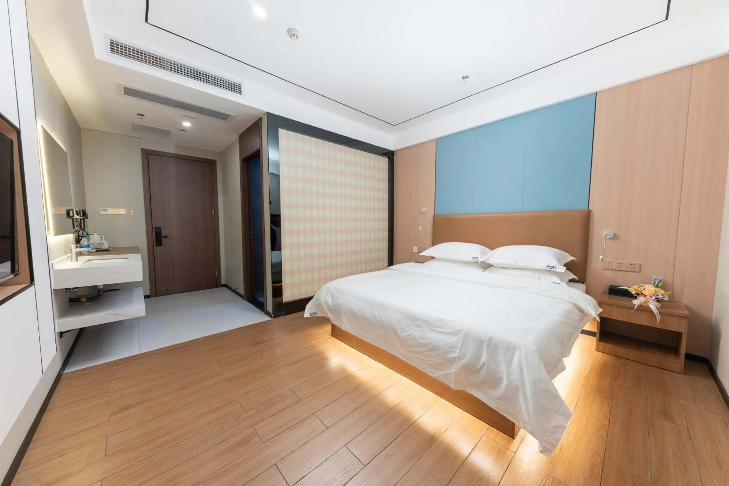 Bed in Guangzhou Haiyue Hotel