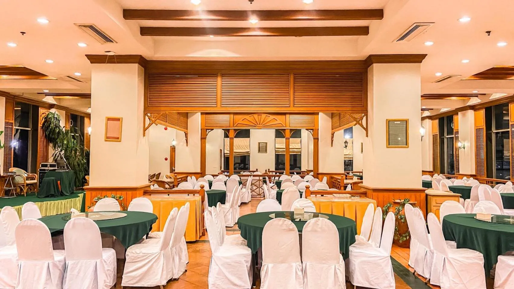 Restaurant/places to eat in K Park Grand Hotel