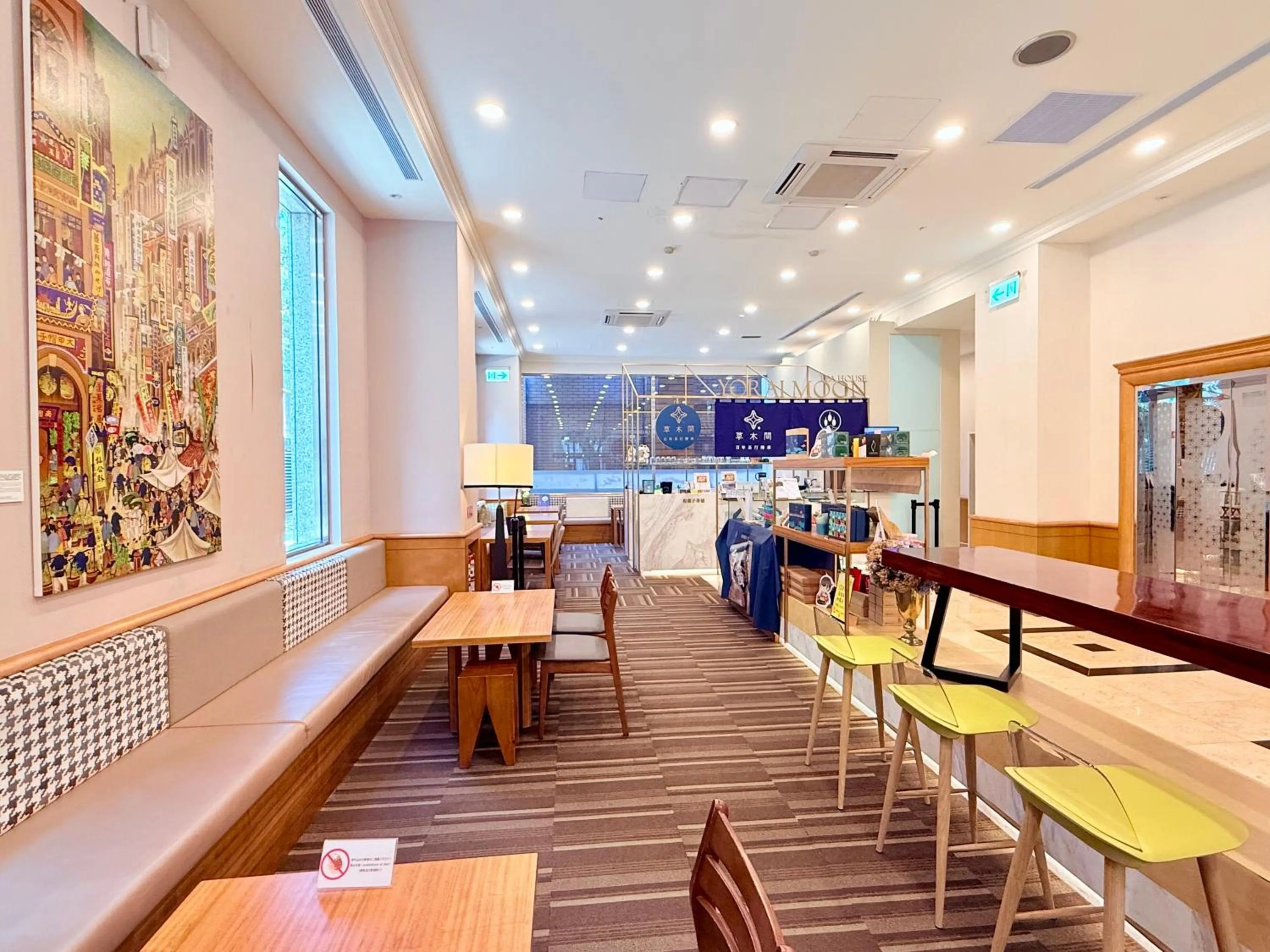 Seating area in Hotel Sunroute Taipei