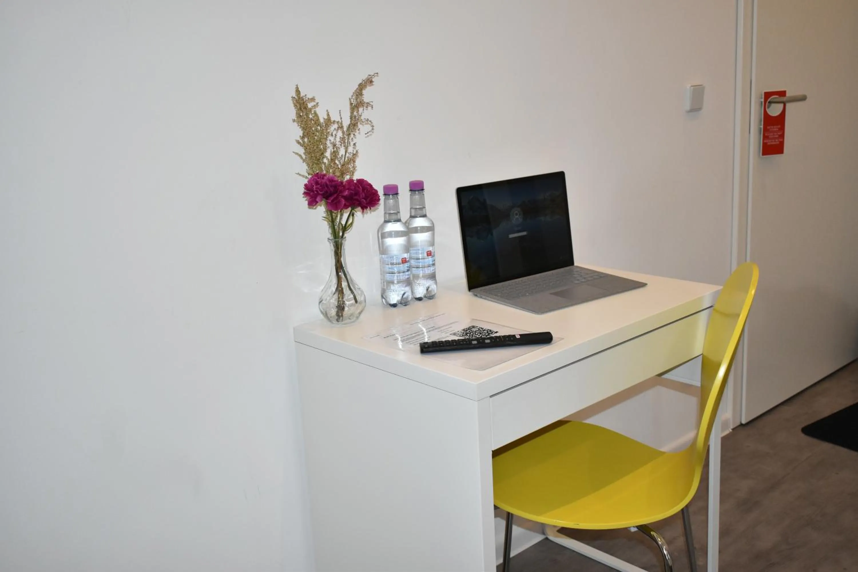 Seating area in Motel Schönefeld