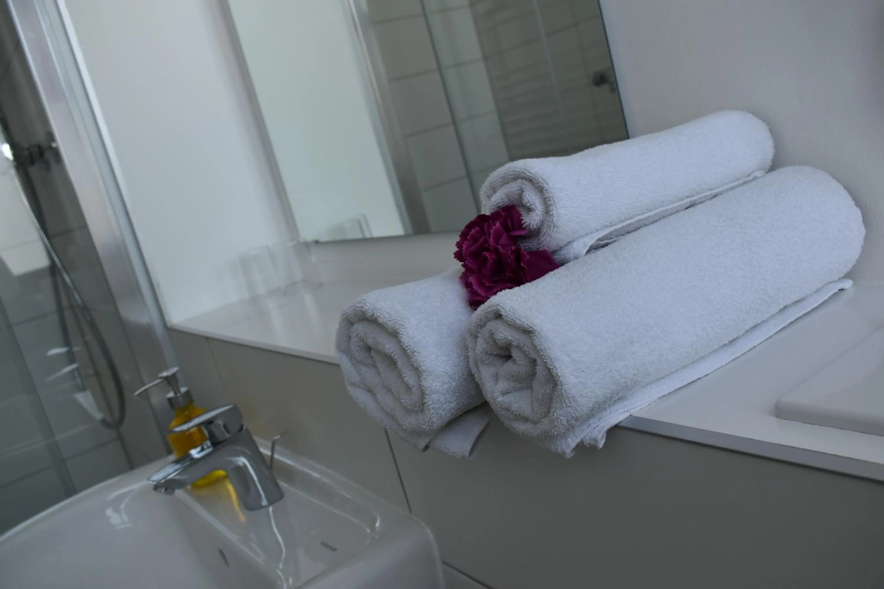 Bathroom, Bed in Motel Schönefeld