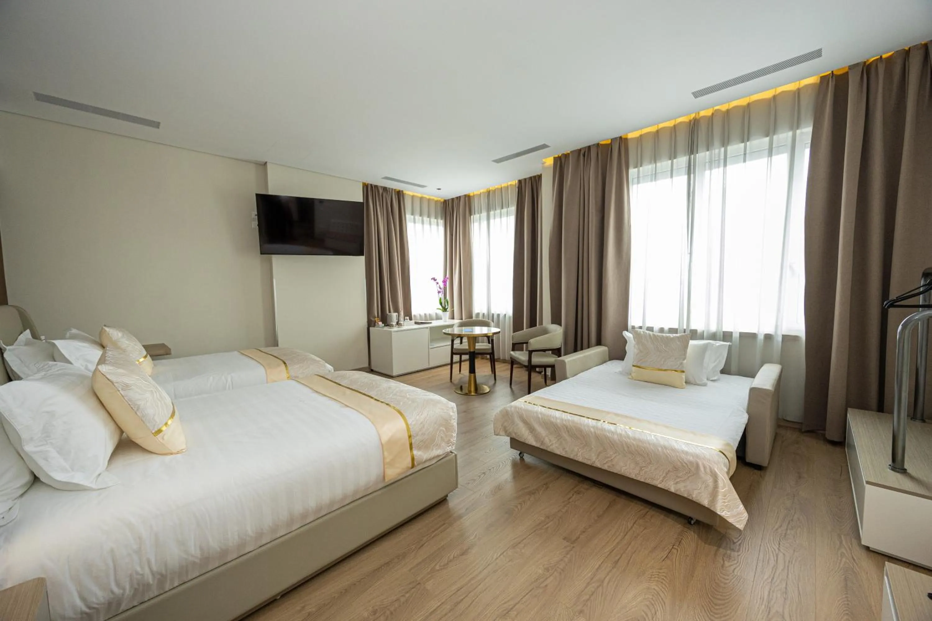 Communal lounge/ TV room, Bed in Sky Hotel Tirana