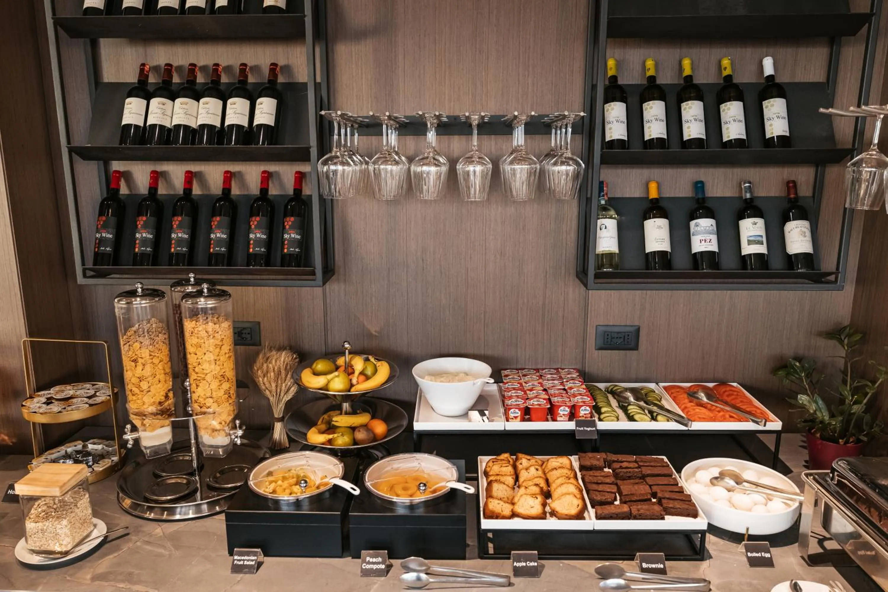 Restaurant/places to eat in Sky Hotel Tirana