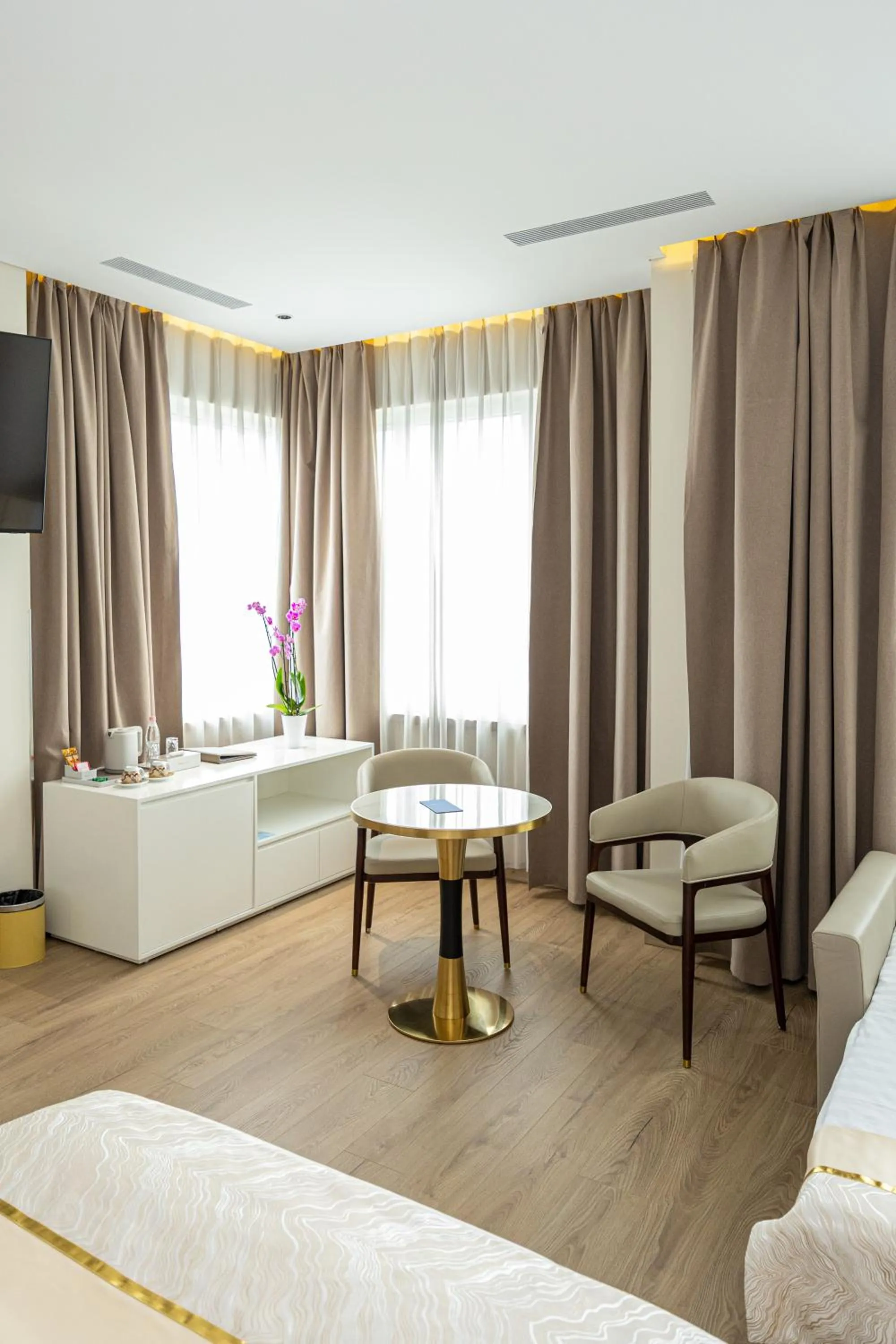 Bed in Sky Hotel Tirana