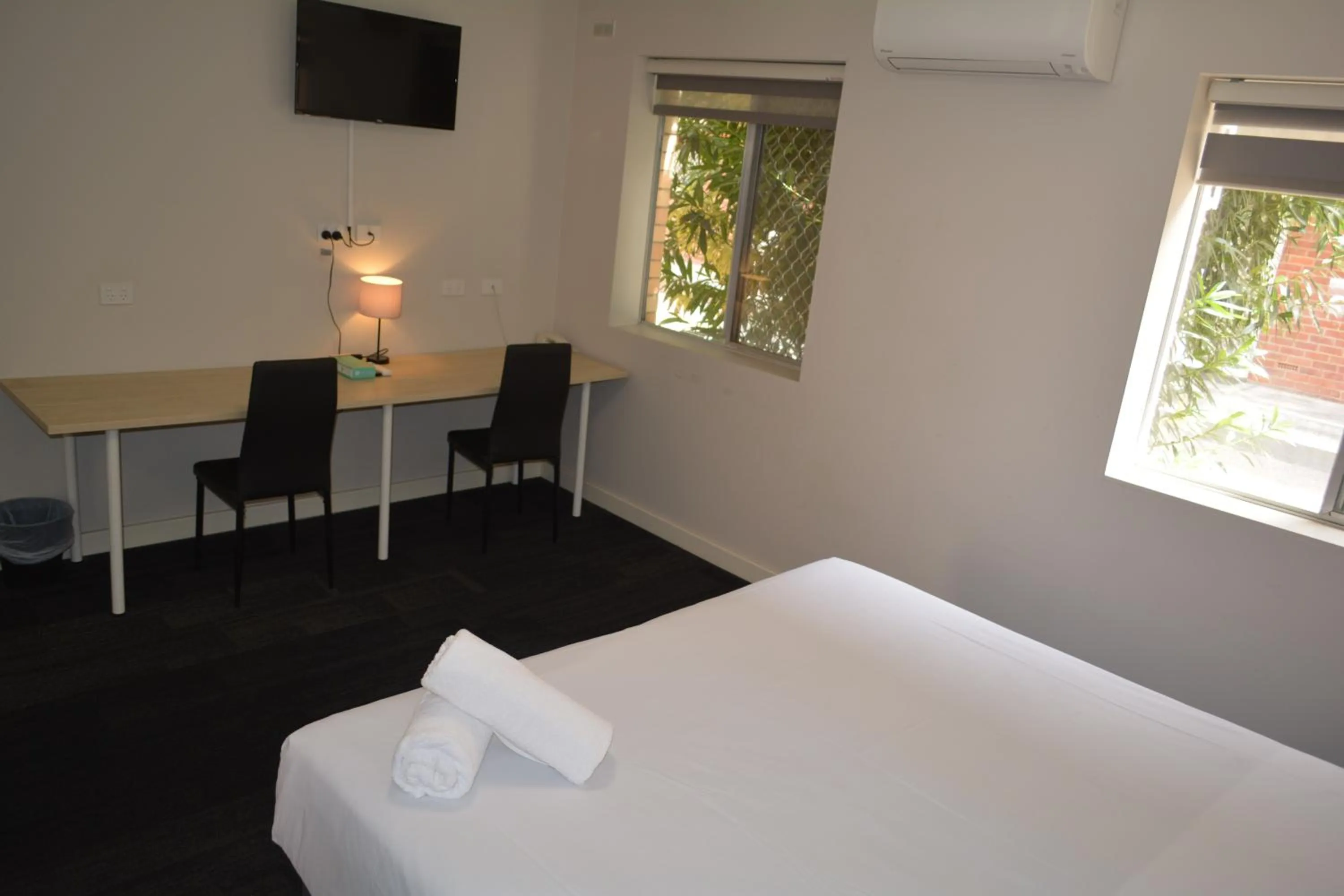 Bedroom, Bed in City Waters