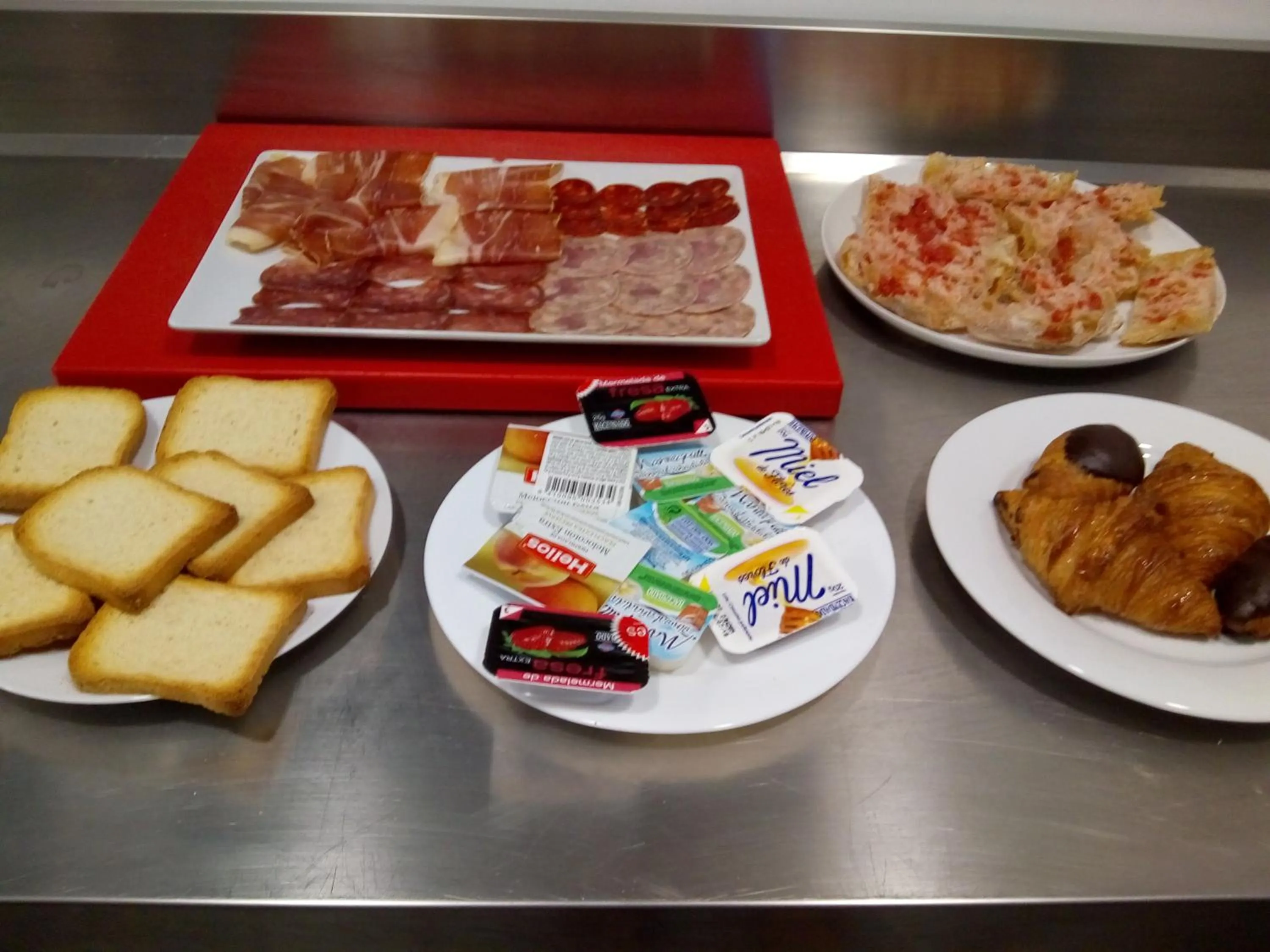 Continental breakfast in Hostal Universitat