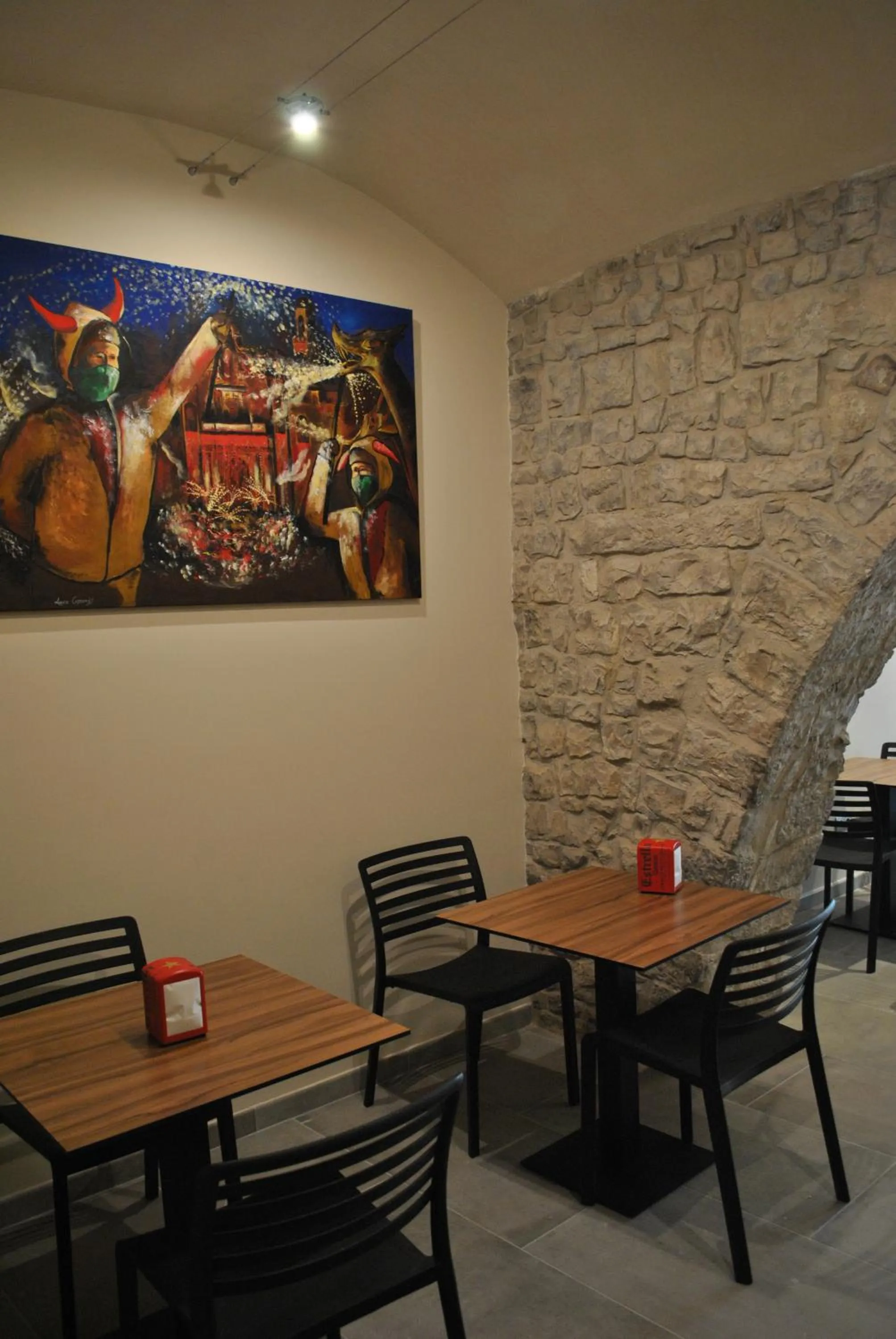 Restaurant/places to eat in Hostal Universitat