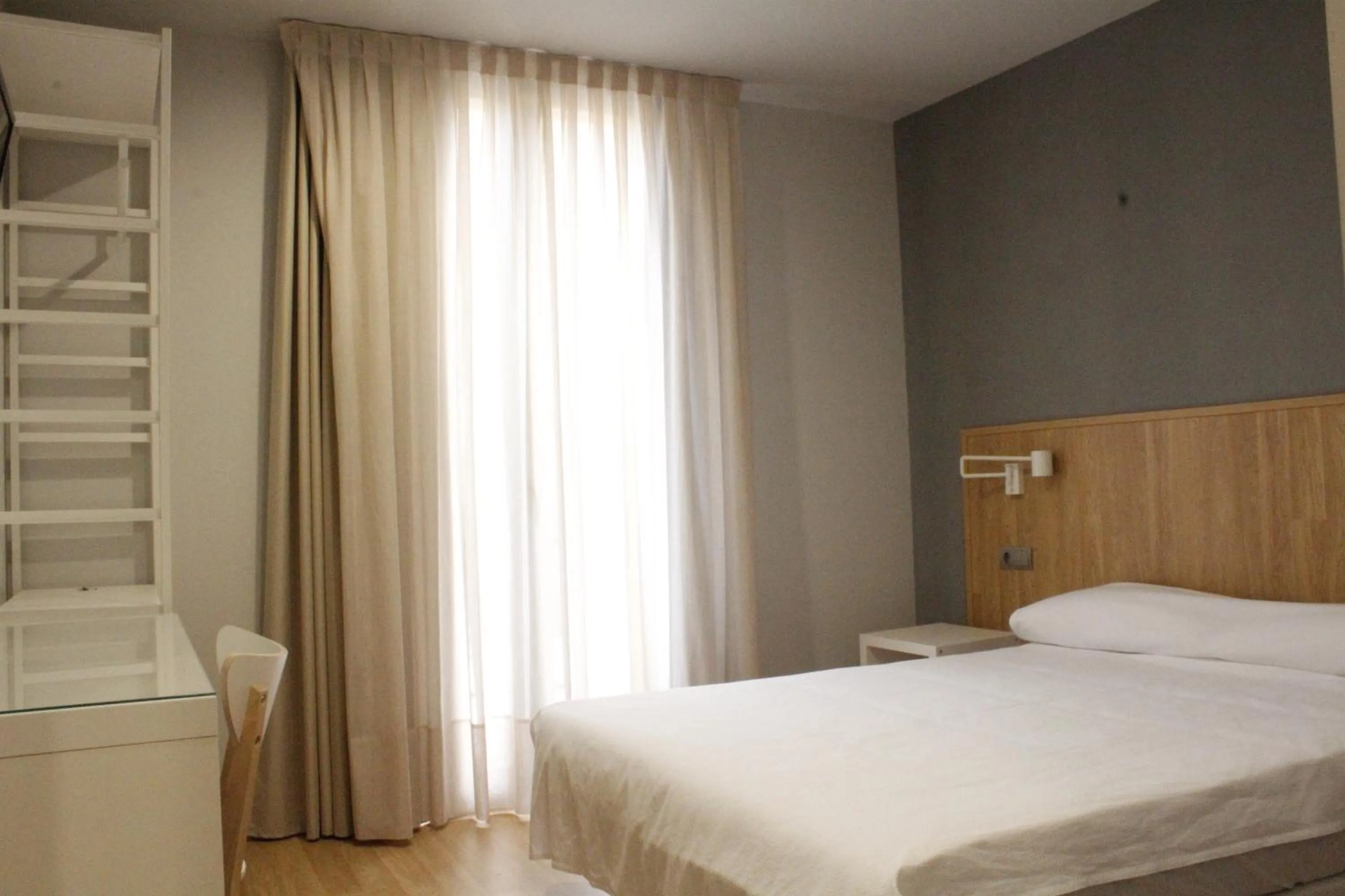 Bedroom, Bed in Hostal Universitat