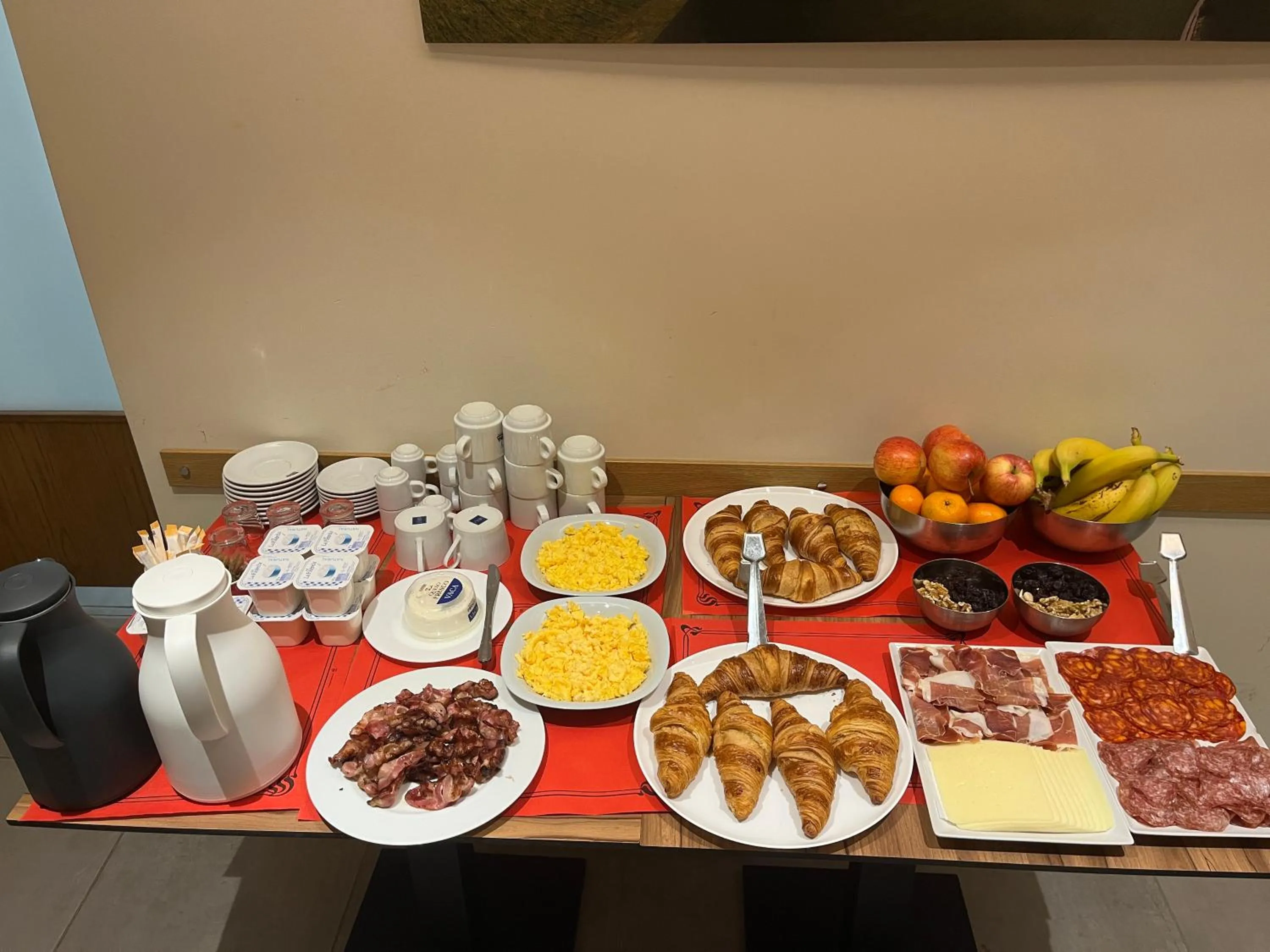 Buffet breakfast in Hostal Universitat