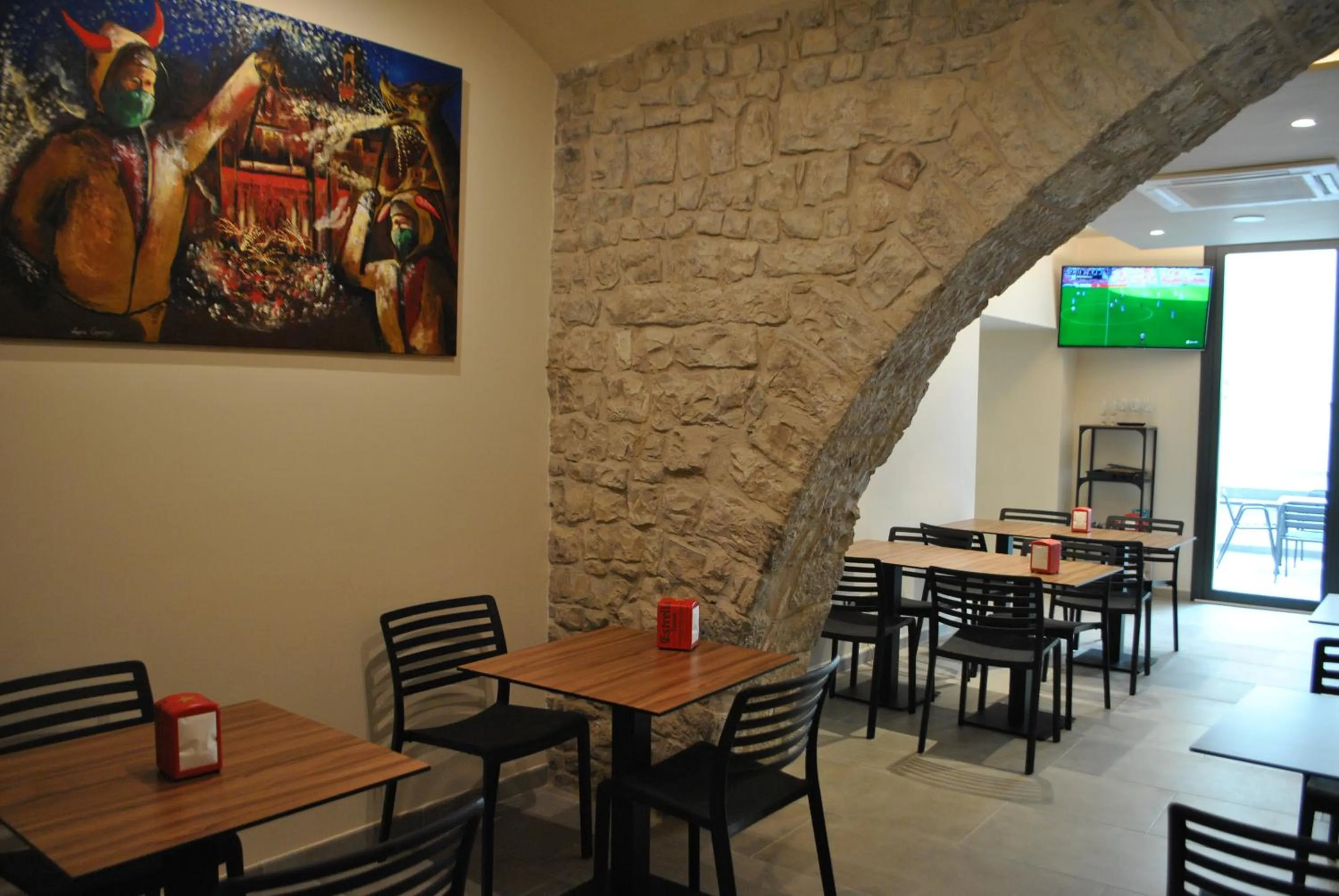 Restaurant/places to eat in Hostal Universitat