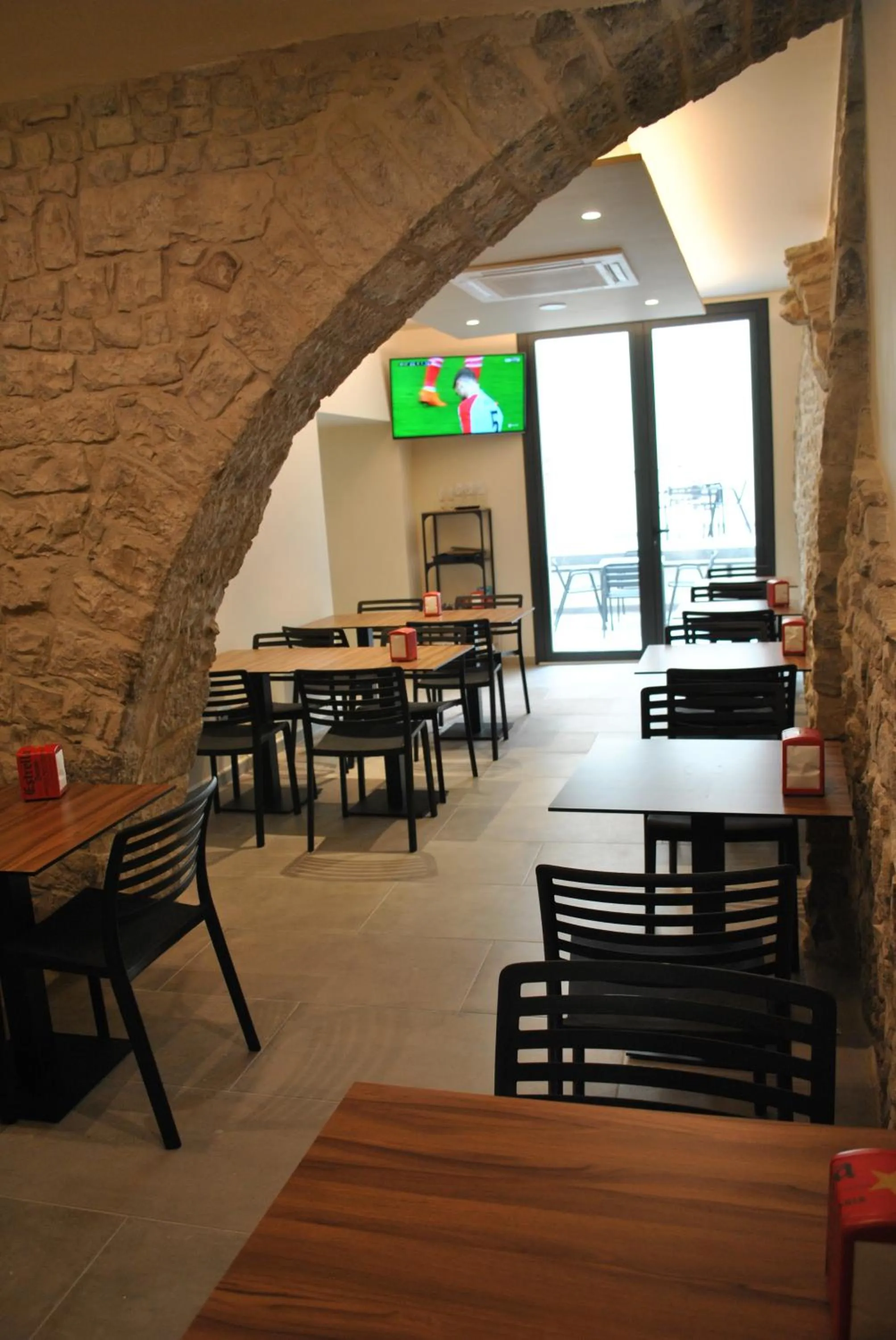 Restaurant/places to eat in Hostal Universitat