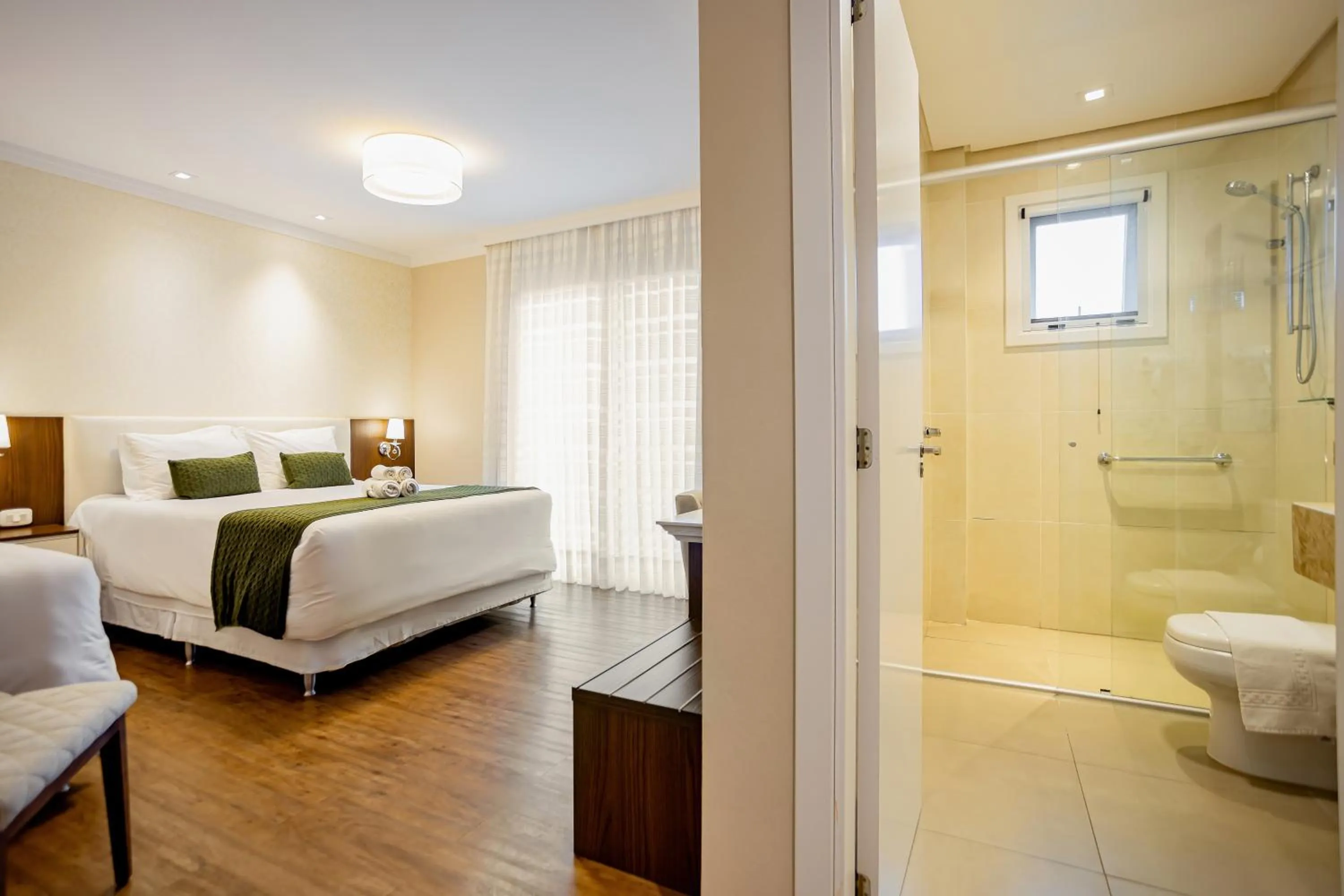 Shower, Bed in Hotel Jardins da Colina