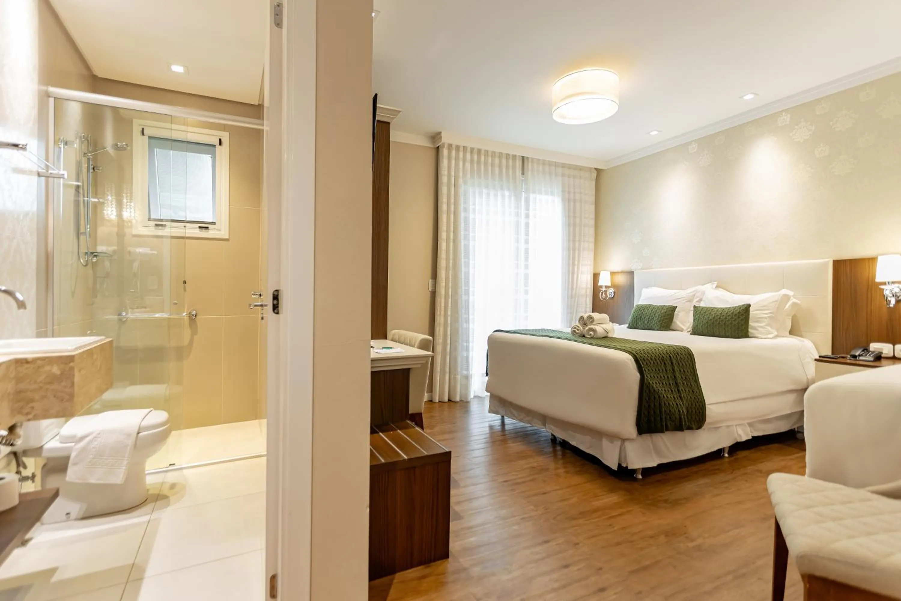 Shower, Bed in Hotel Jardins da Colina
