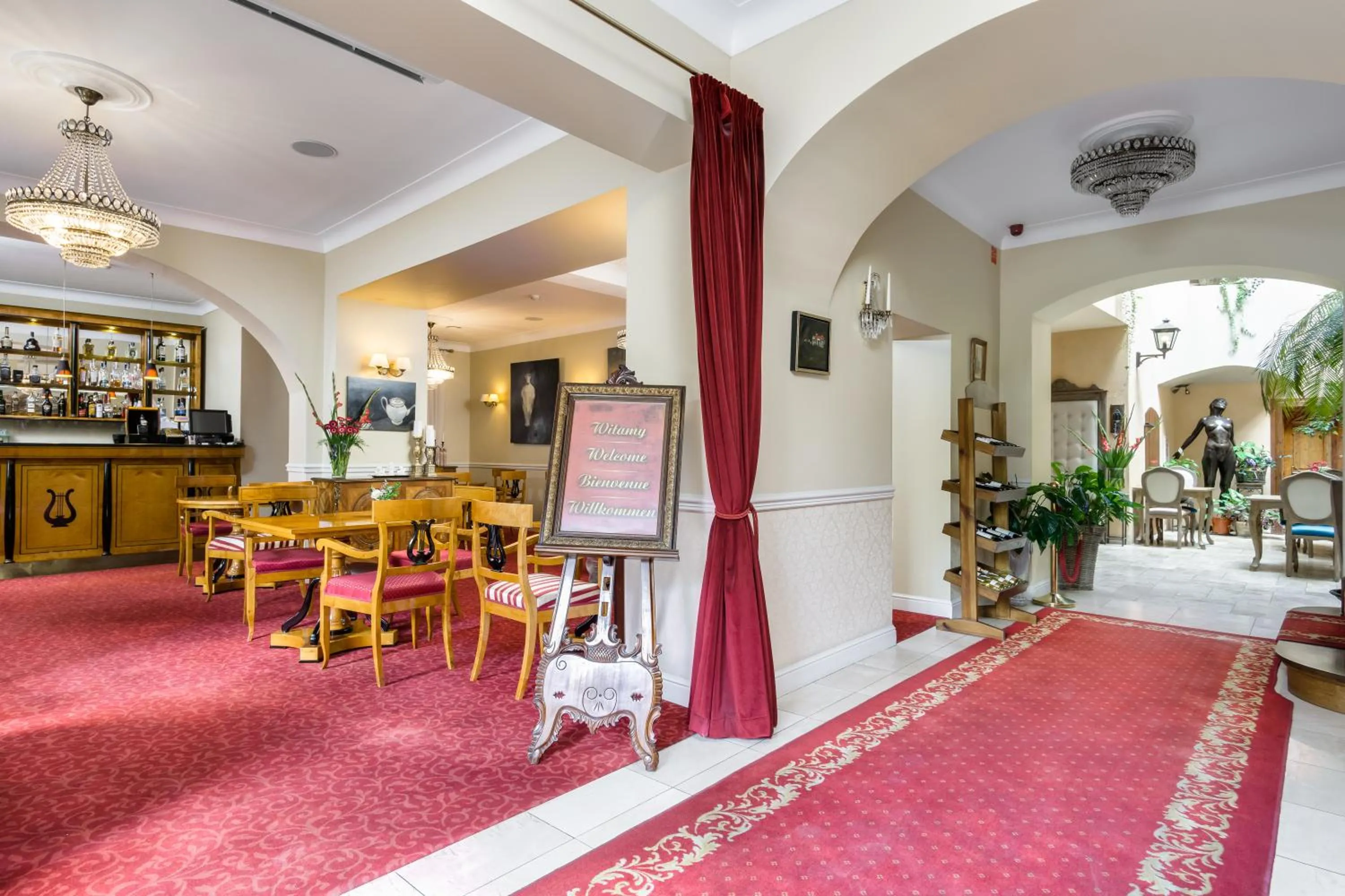 Restaurant/places to eat in Hotel Kolegiacki