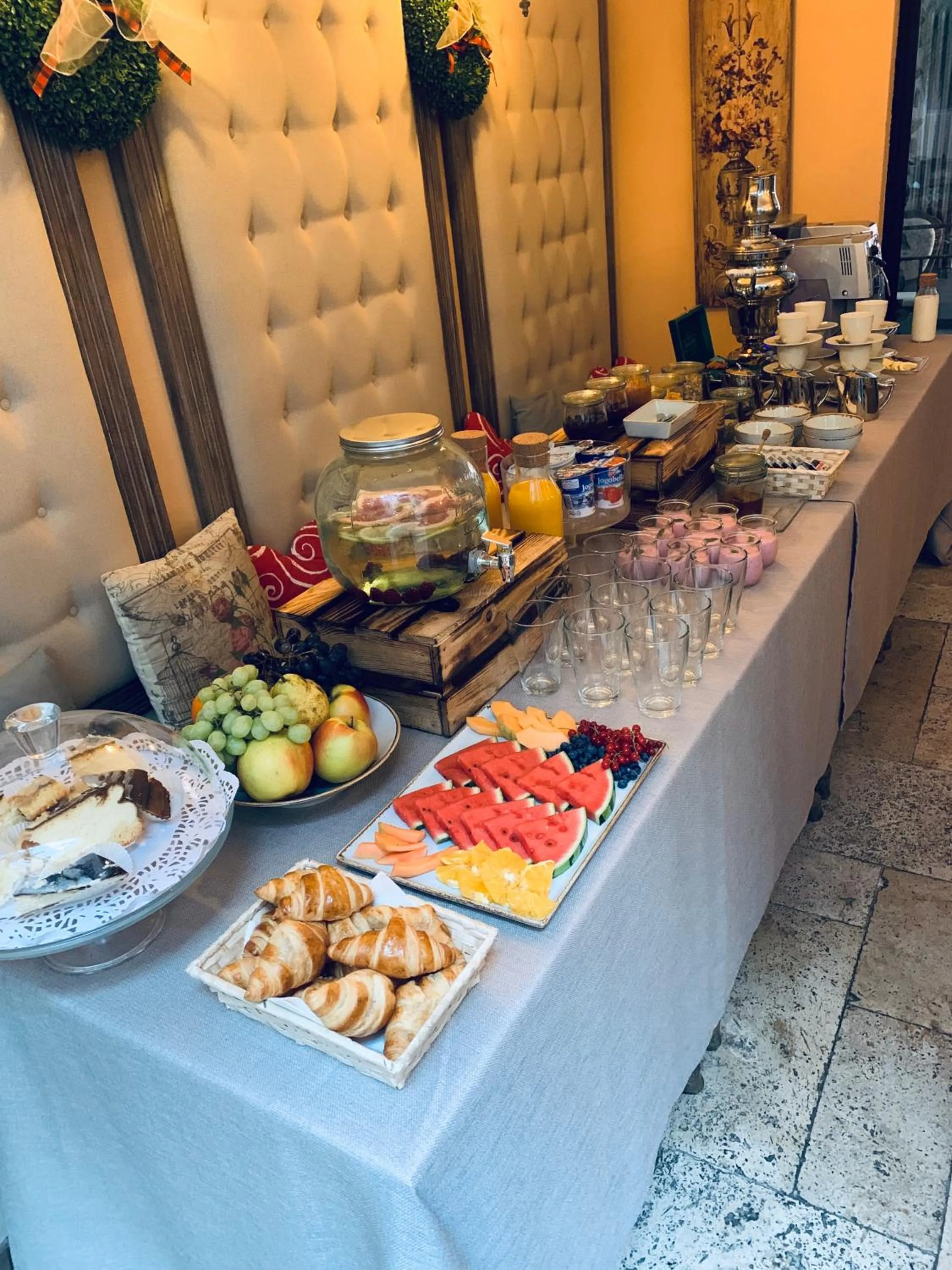 Buffet breakfast in Hotel Kolegiacki