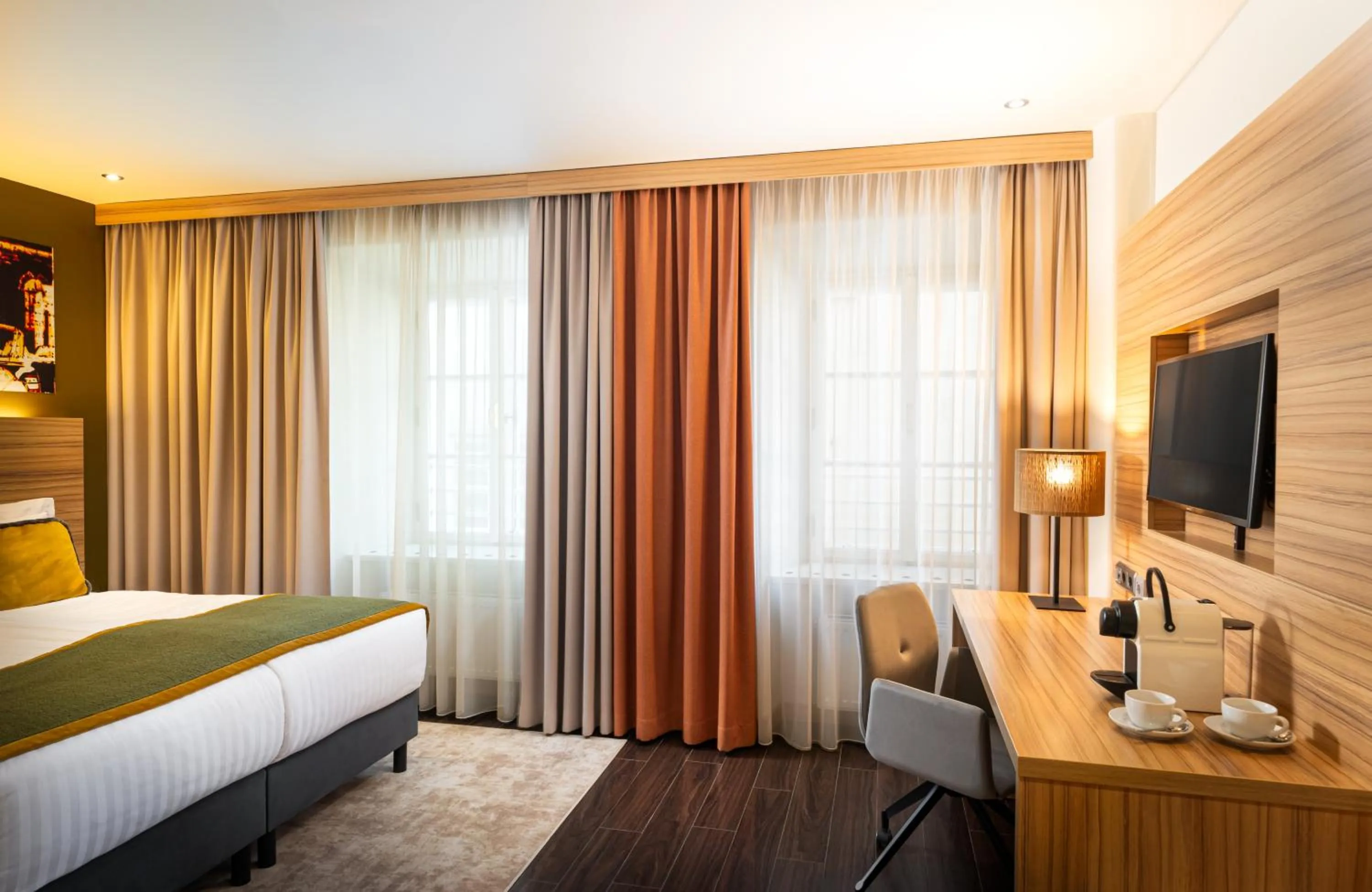 Kitchen or kitchenette, Bed in Leonardo Boutique Hotel Salzburg Gablerbräu