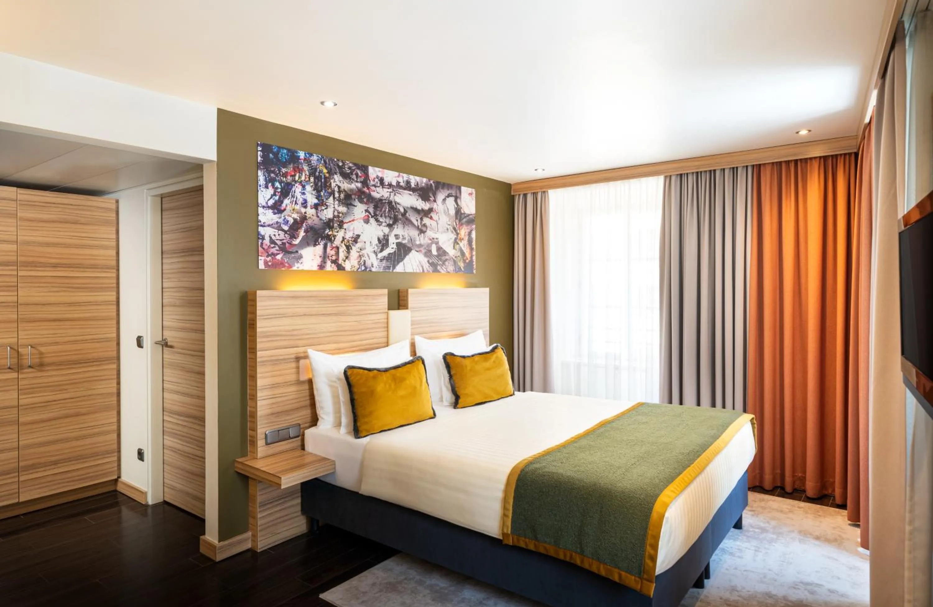 Communal lounge/ TV room, Bed in Leonardo Boutique Hotel Salzburg Gablerbräu