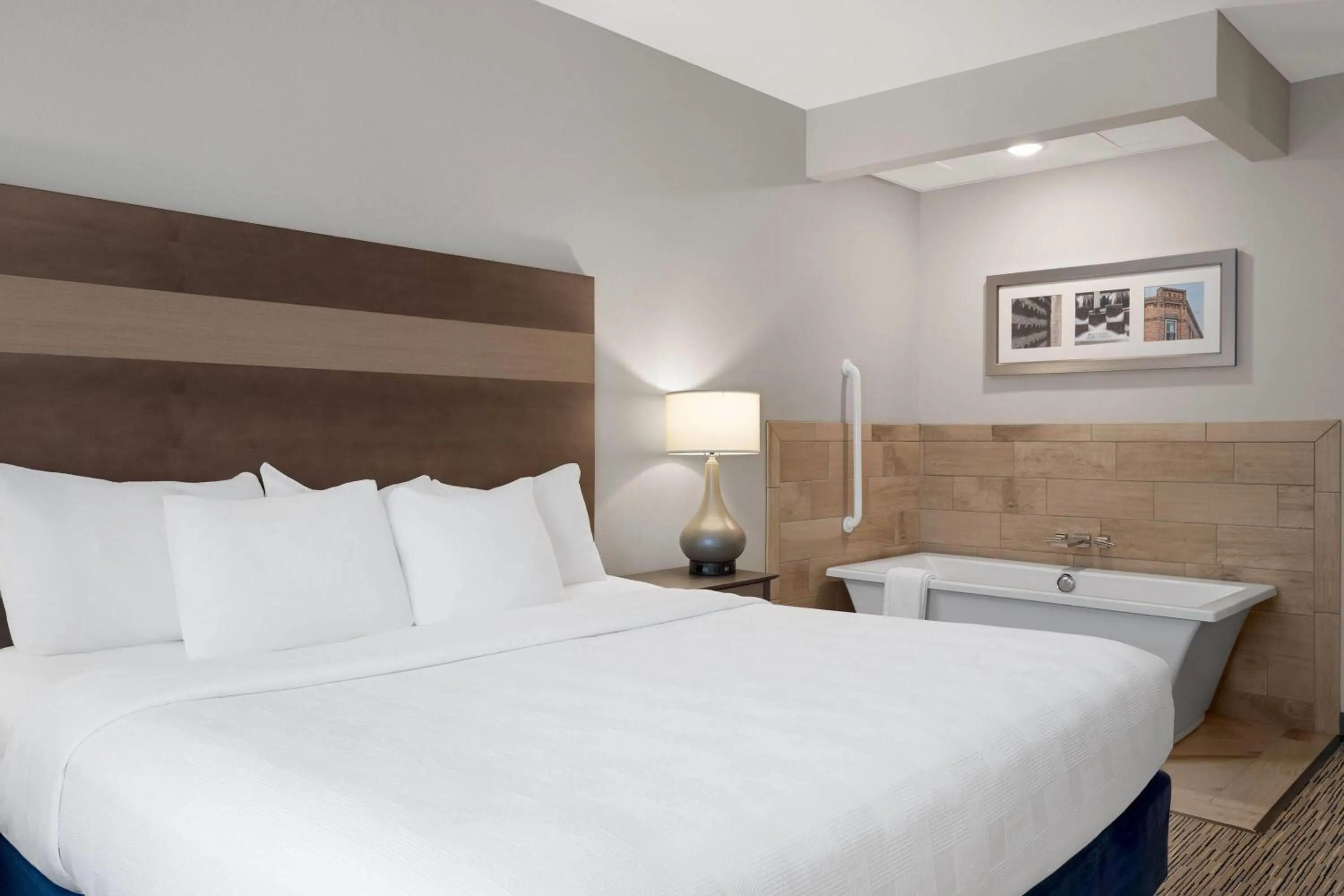 Bath, Bed in Little Crow Resort & Conference, Trademark by Wyndham