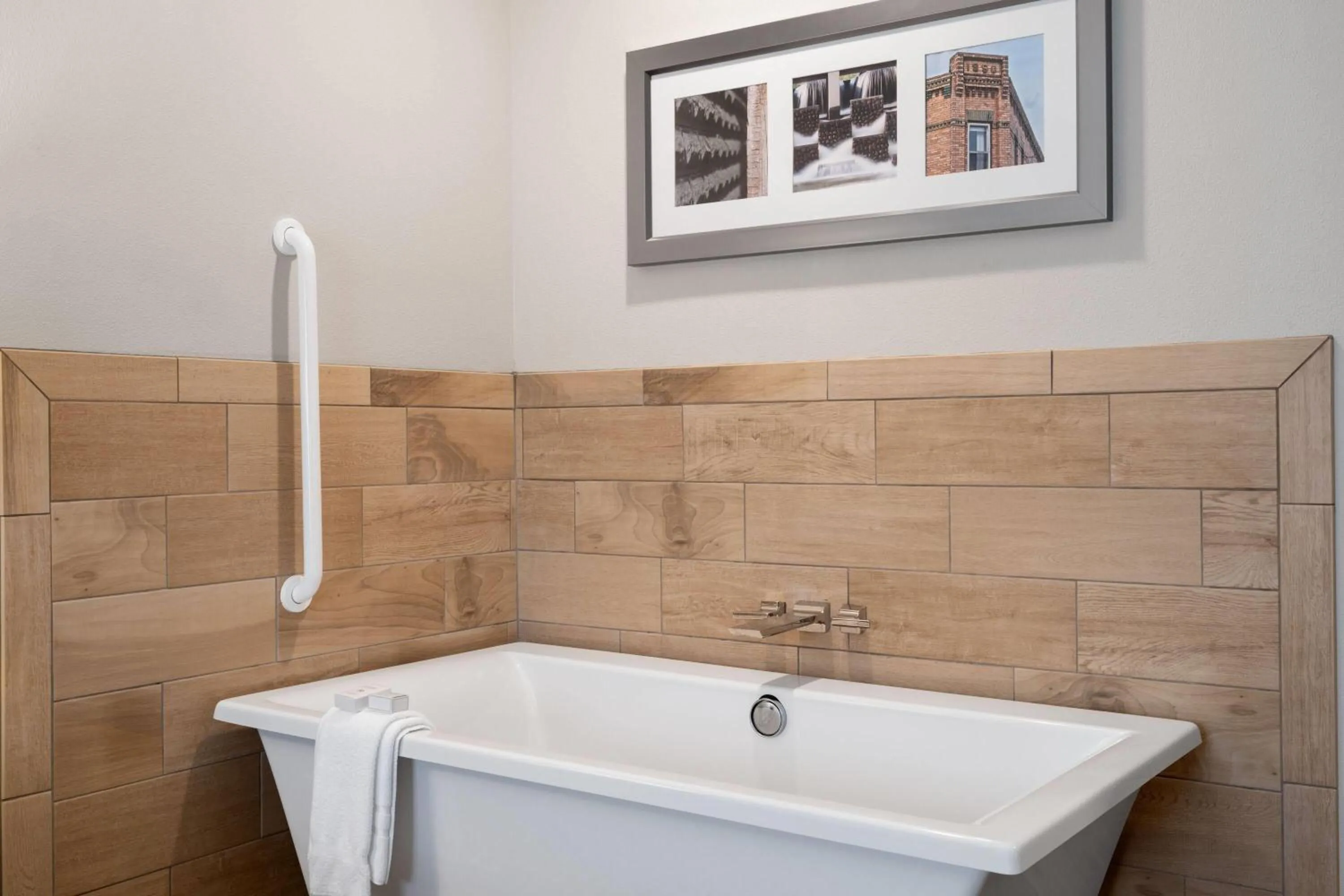Bath in Little Crow Resort & Conference, Trademark by Wyndham