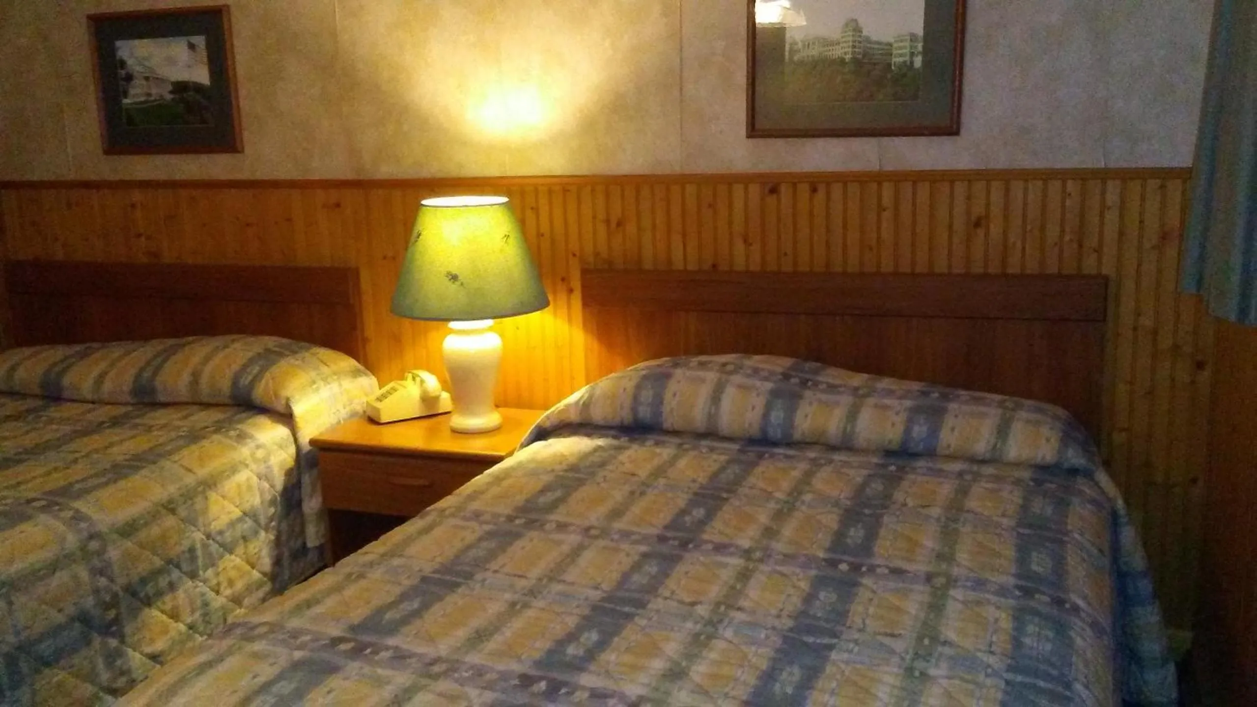 Bed in Catskill Motor Court