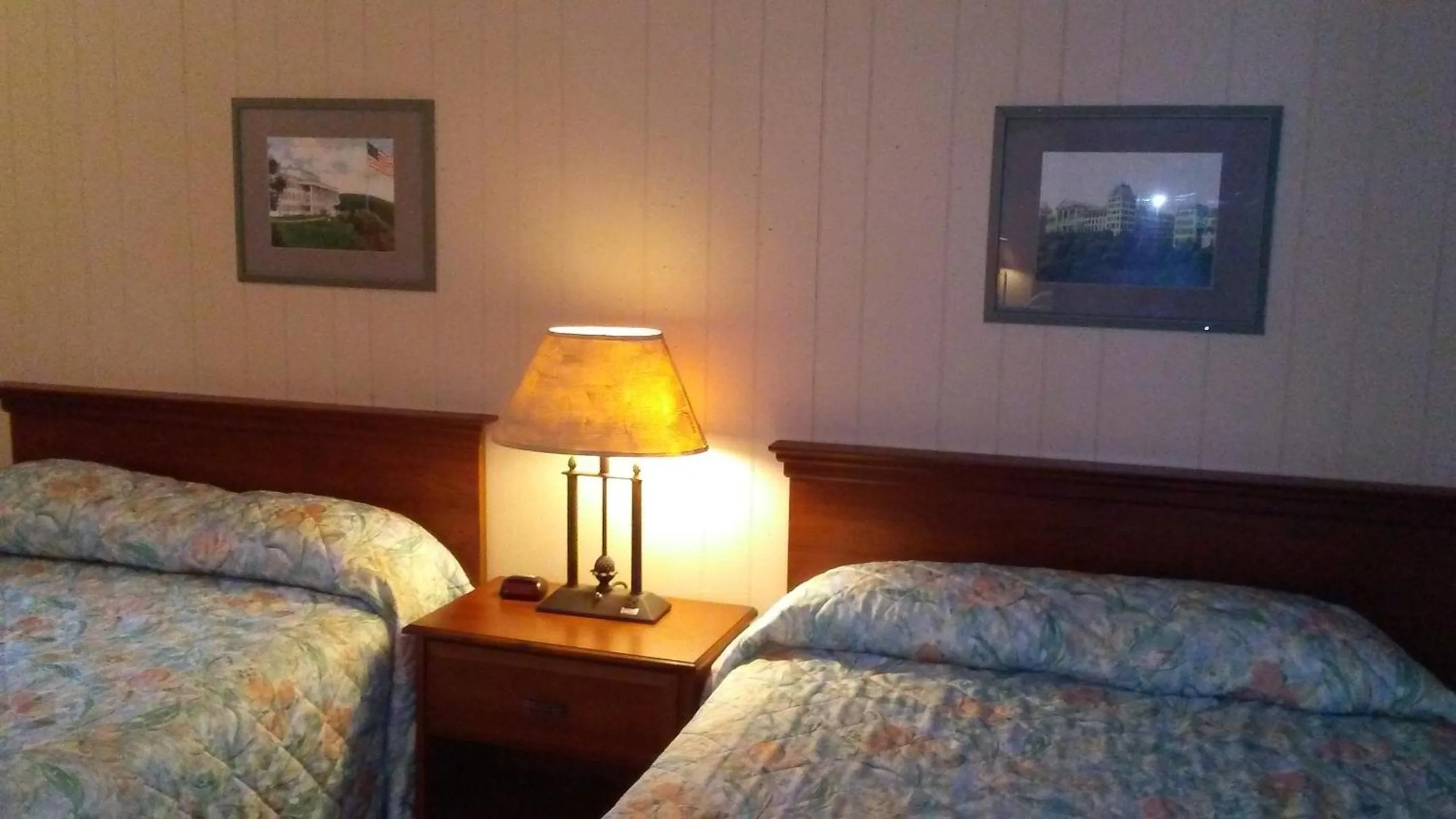 Bed in Catskill Motor Court