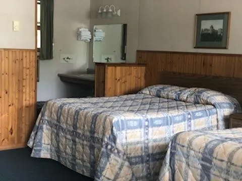 Bed in Catskill Motor Court