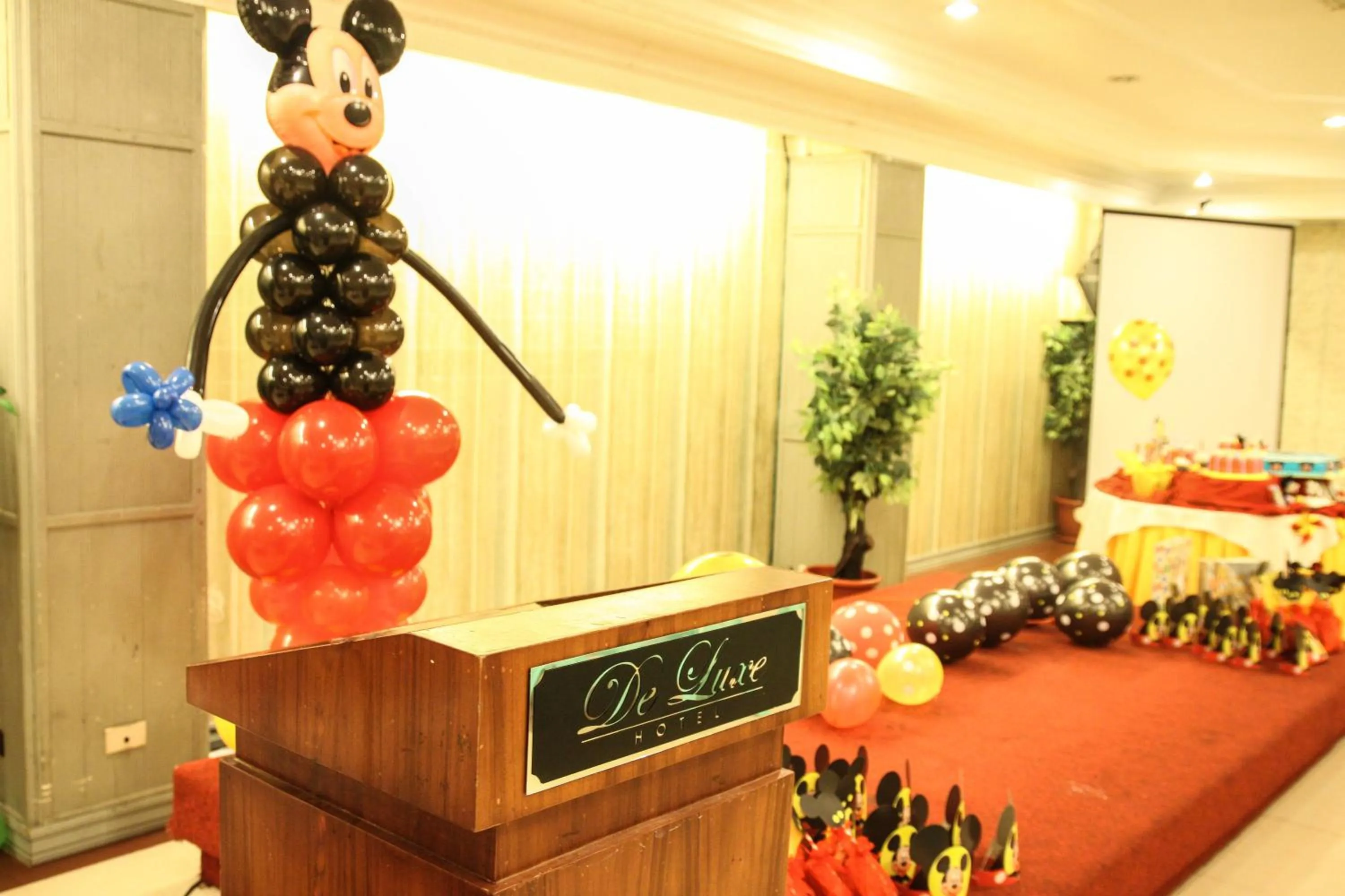 Property logo or sign in De Luxe Hotel