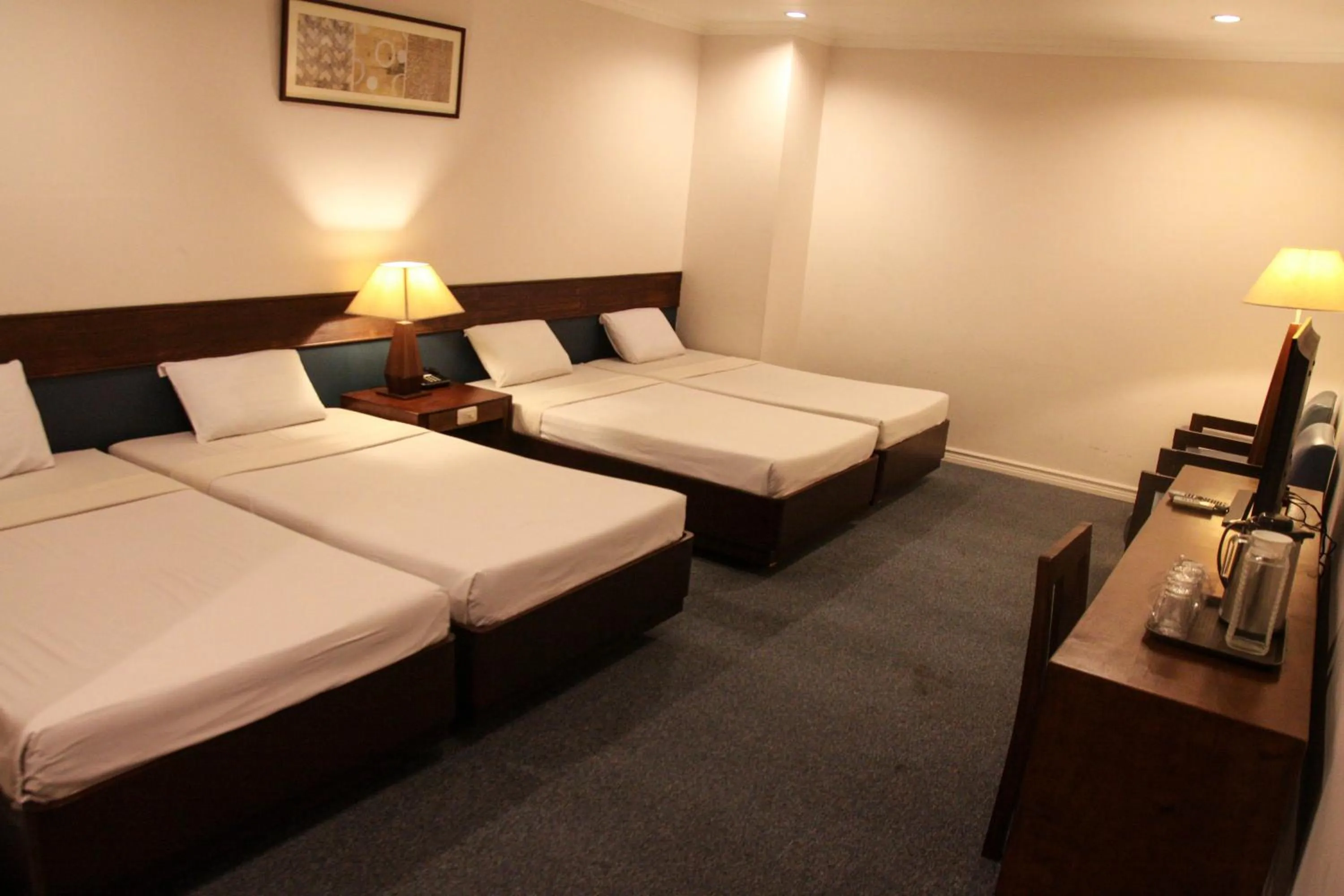 Photo of the whole room, Bed in De Luxe Hotel