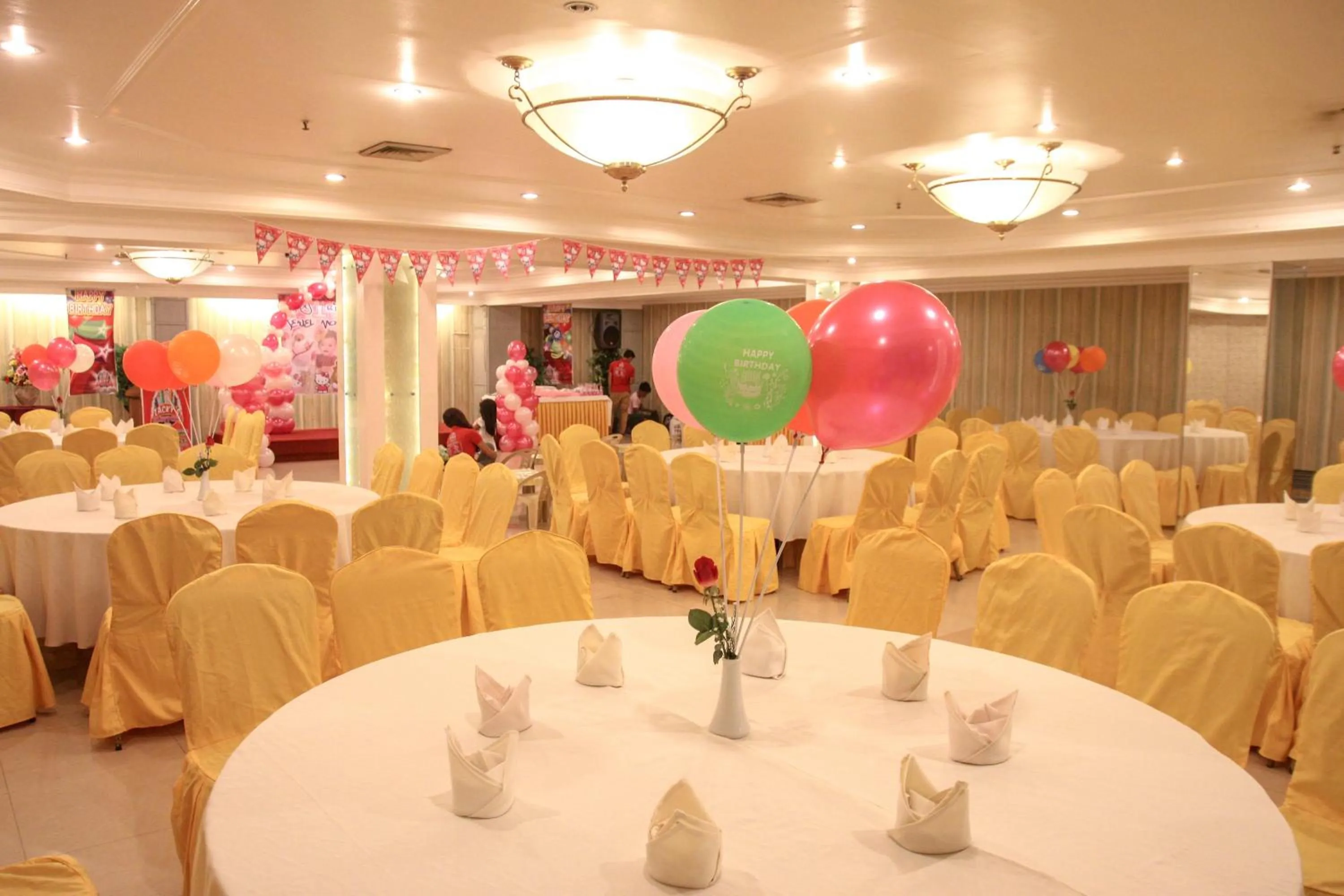 Business facilities in De Luxe Hotel