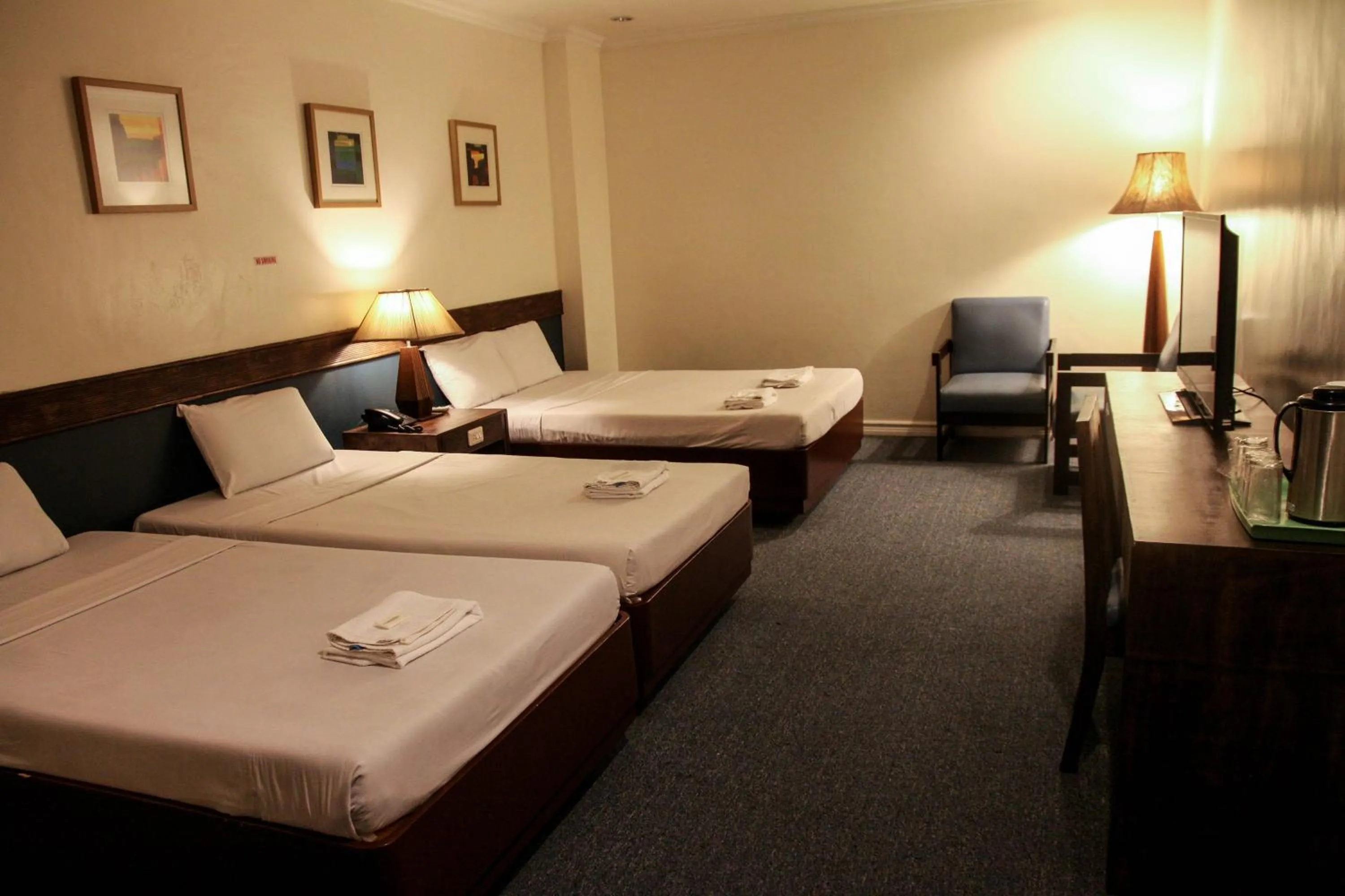 Photo of the whole room, Bed in De Luxe Hotel