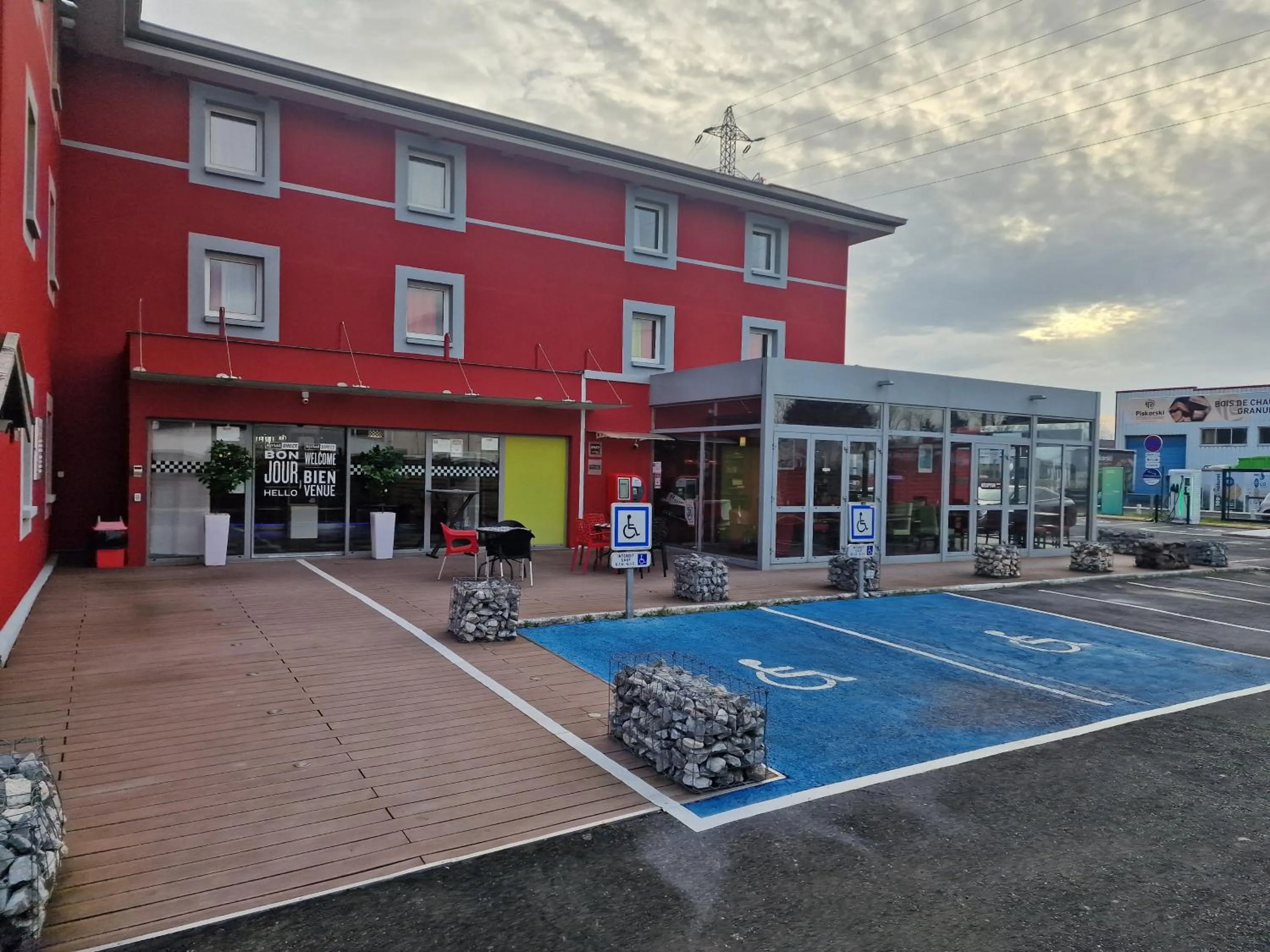 Property building in Enzo Hotels Reims Tinqueux by Kyriad Direct