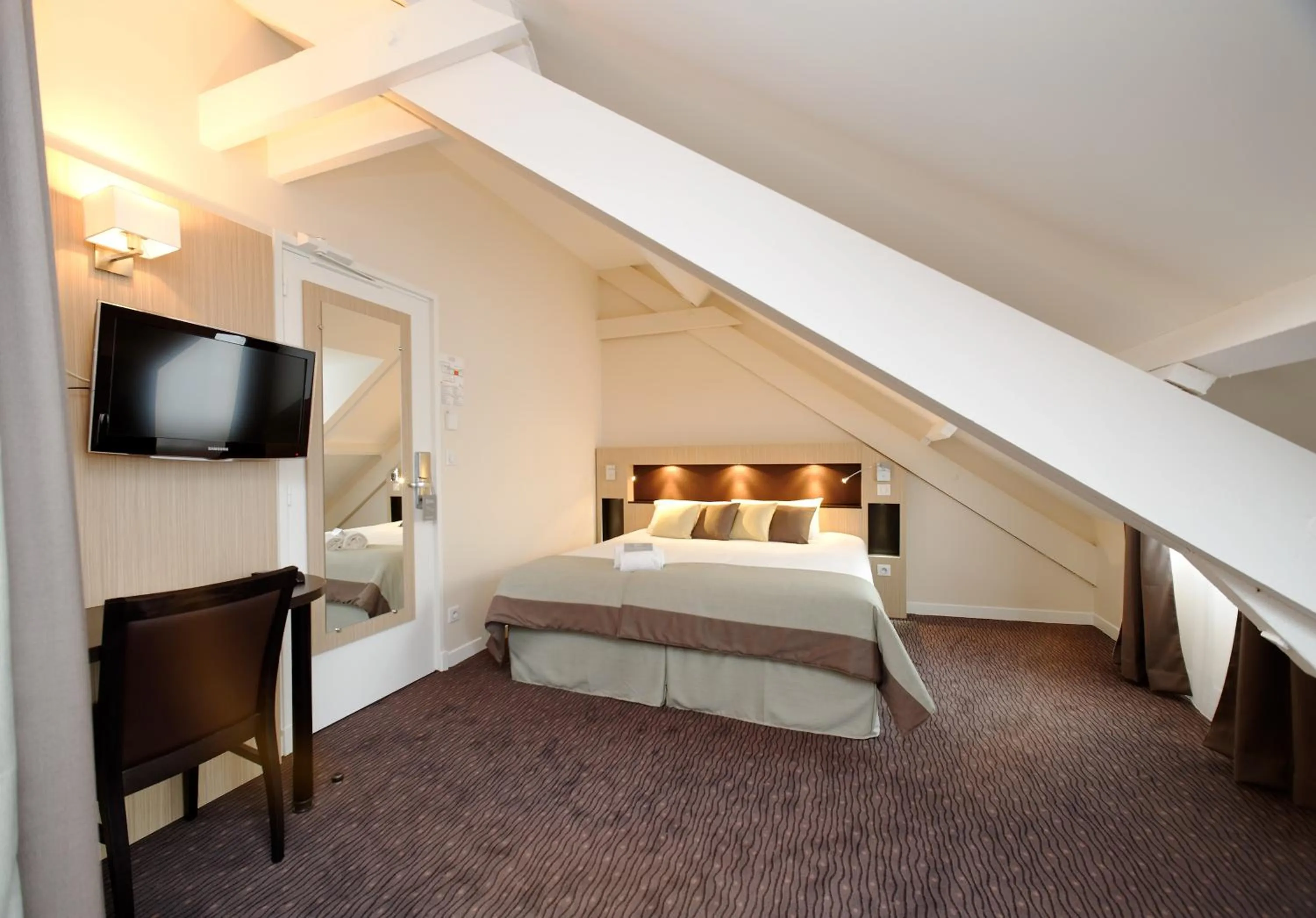 Photo of the whole room, Bed in Castel Victoria