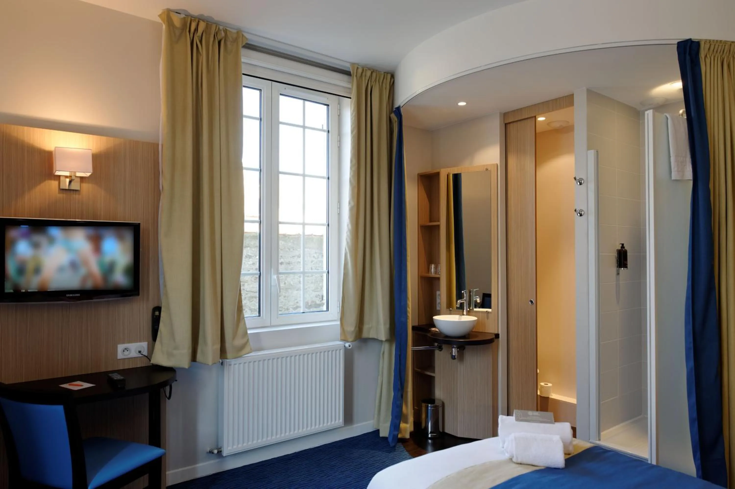 Photo of the whole room, Bed in Castel Victoria