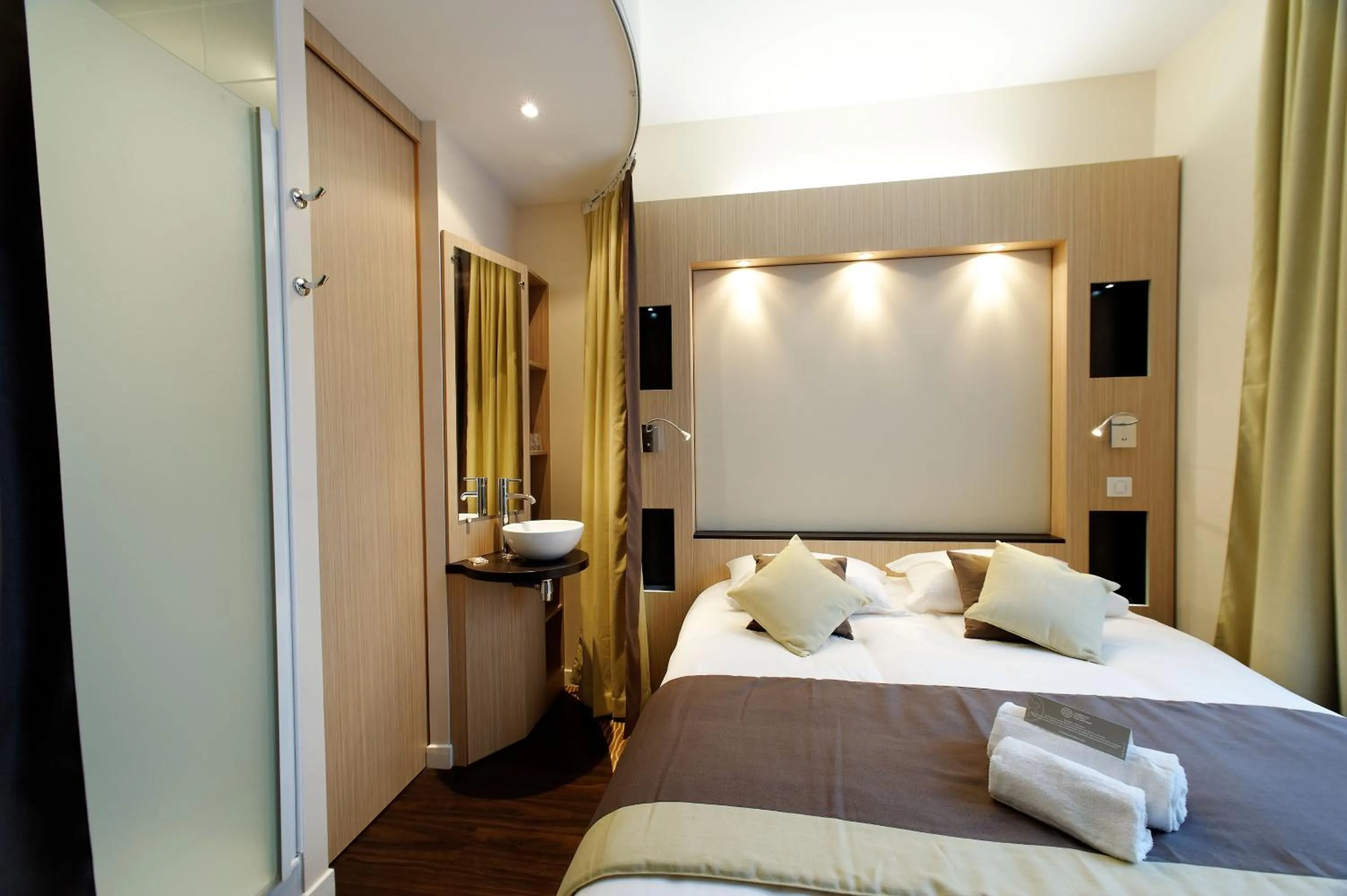 Photo of the whole room, Bed in Castel Victoria