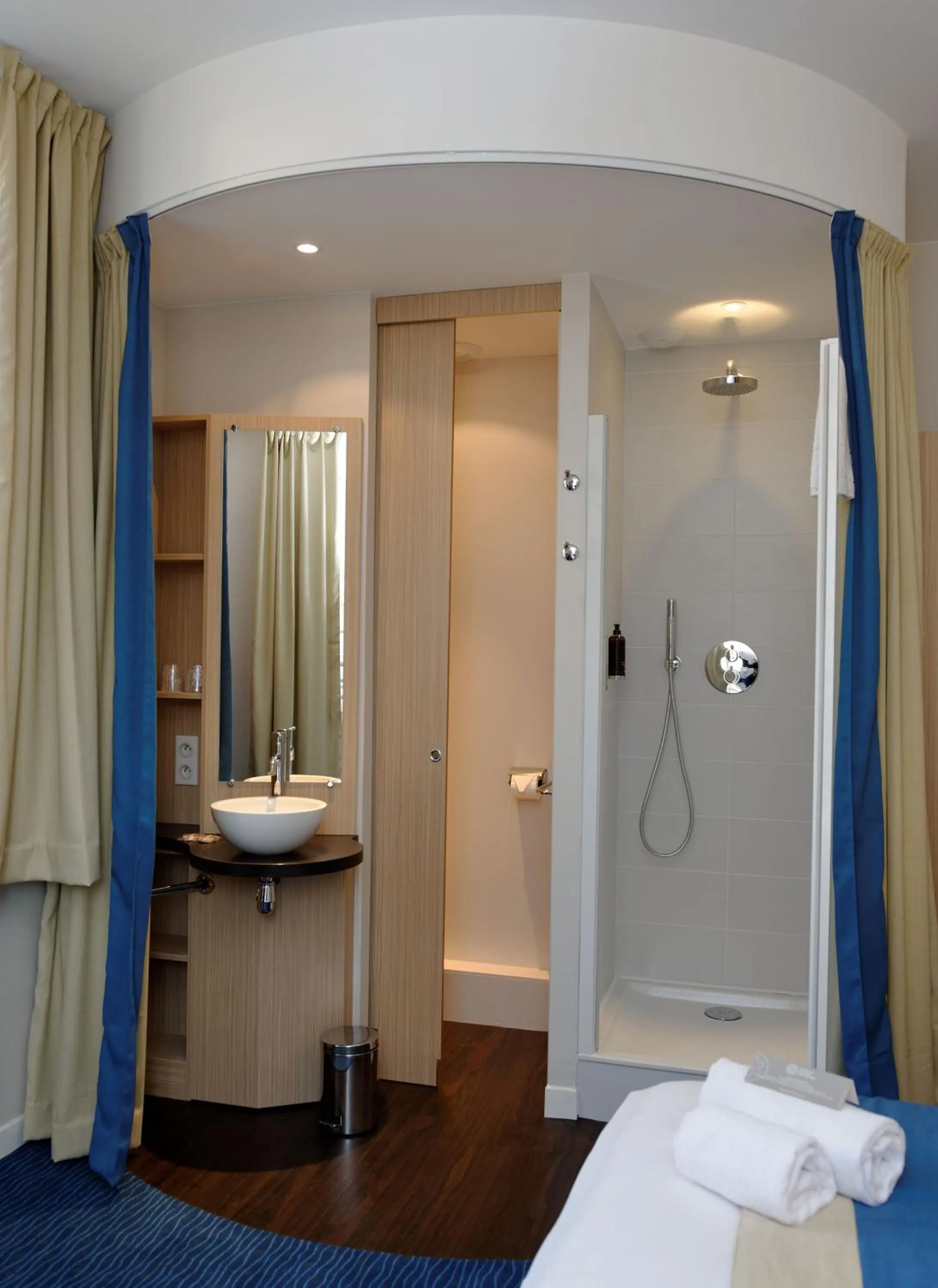 Bathroom, Bed in Castel Victoria