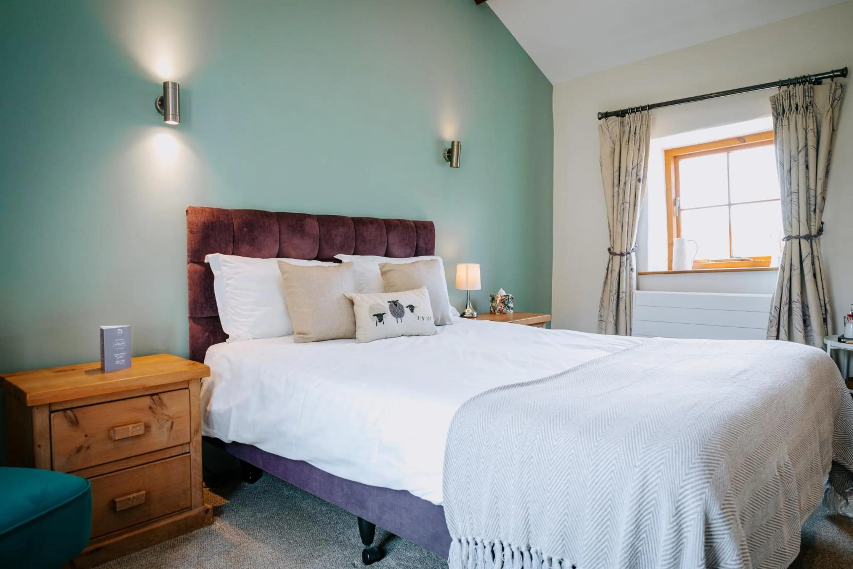 Bedroom, Bed in The Granary at Fawsley