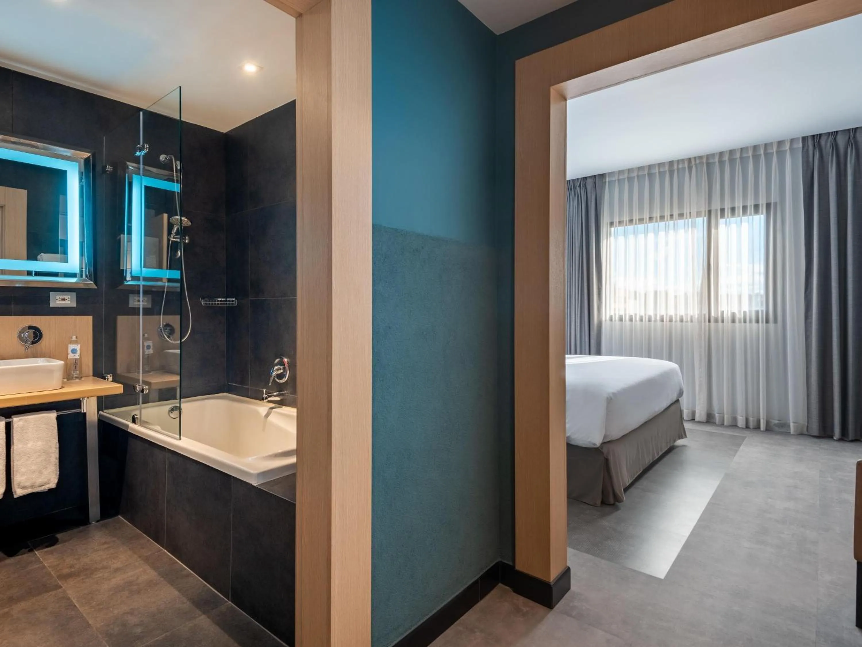 Property building, Bed in Novotel Bogota Parque 93