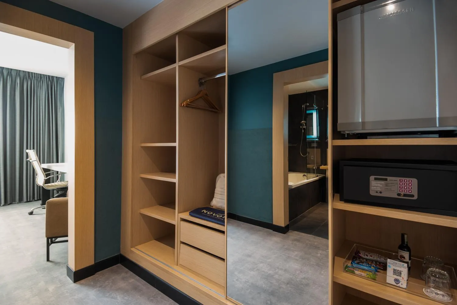 wardrobe in Novotel Bogota Parque 93