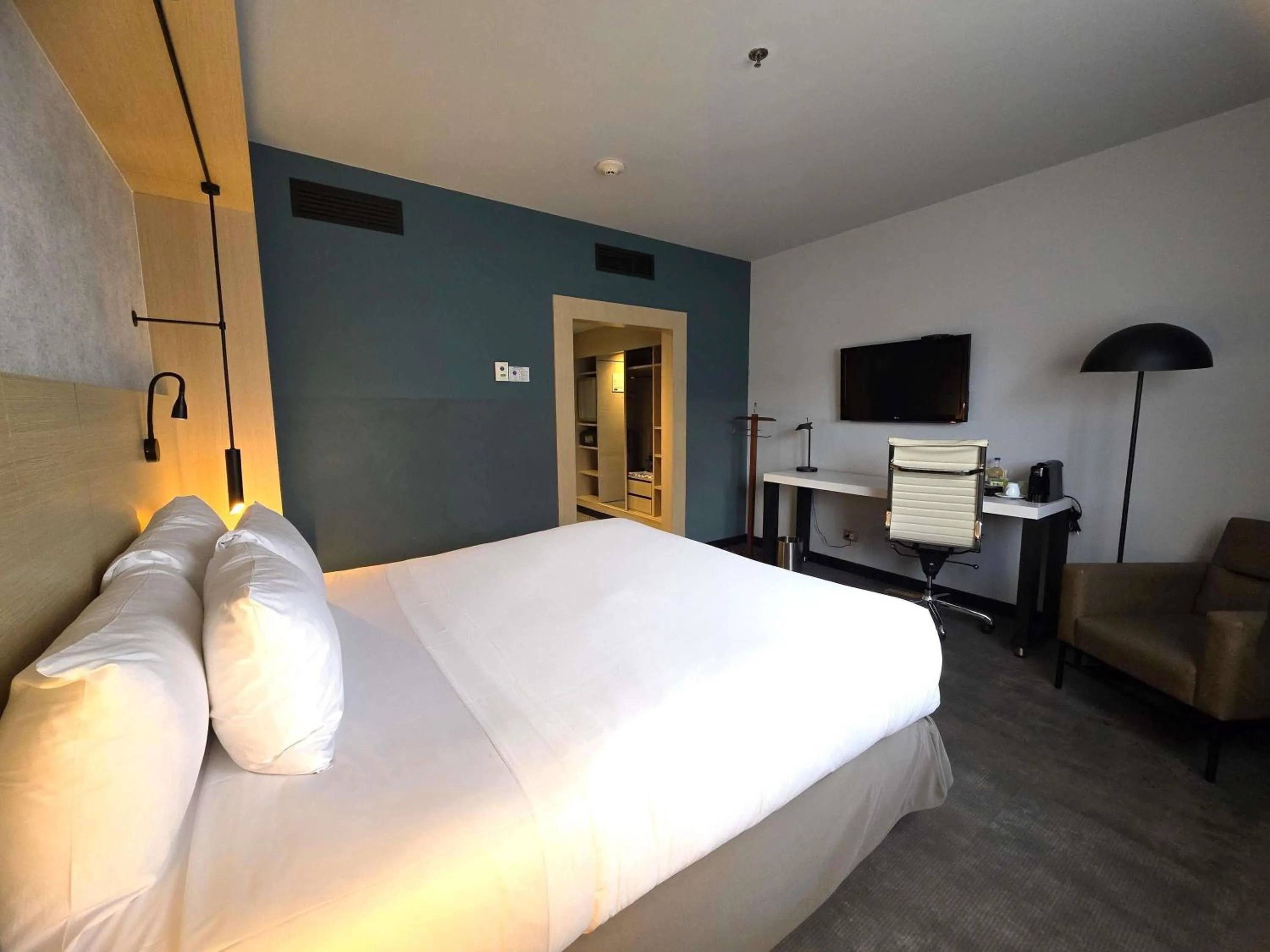 Bedroom, Bed in Novotel Bogota Parque 93